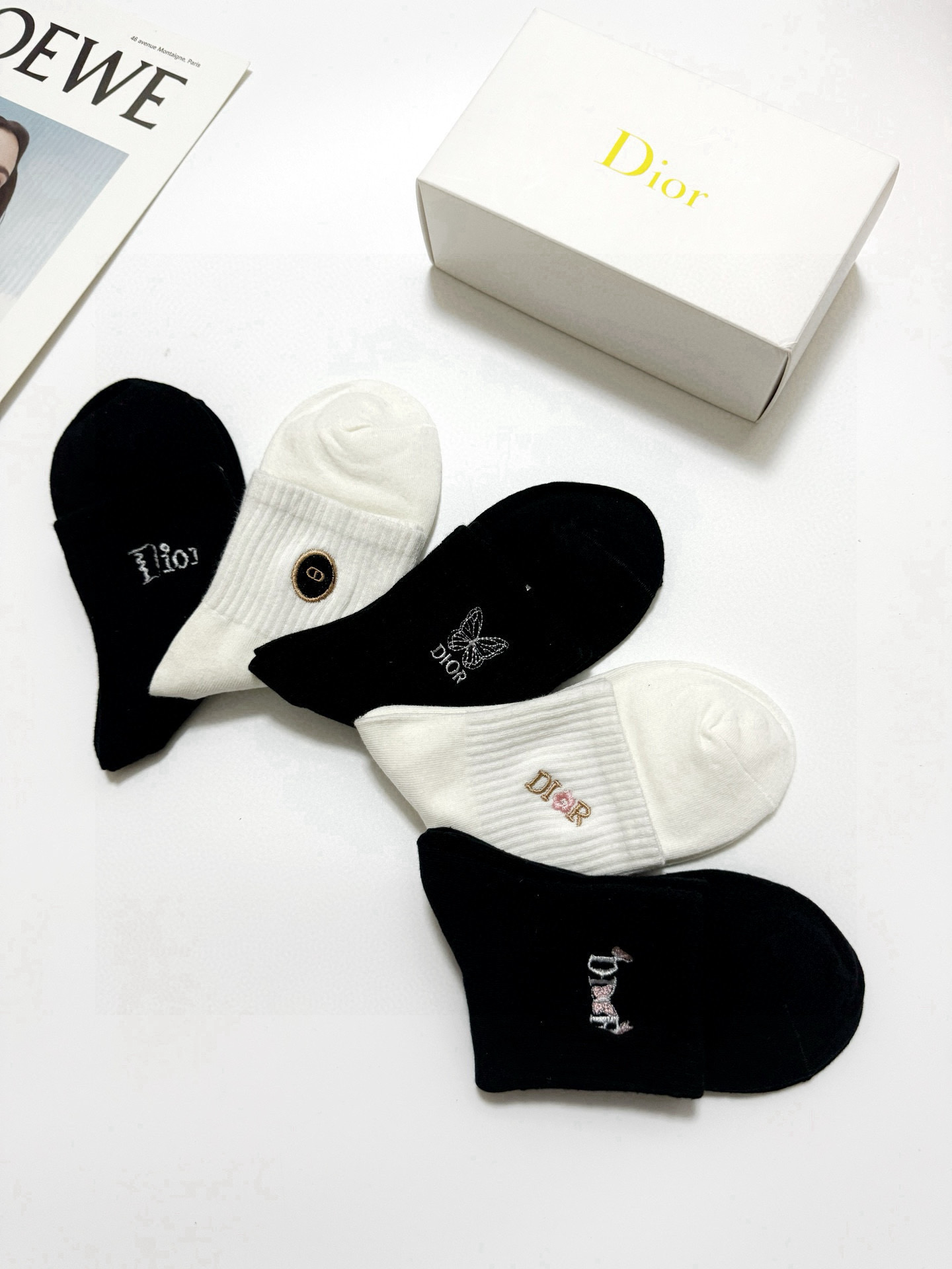  配包装
🌟【一盒5双】
 🌟Dior 迪奥 欧美潮牌 经典刺绣字母logo 中筒袜  ，ins超火爆纯