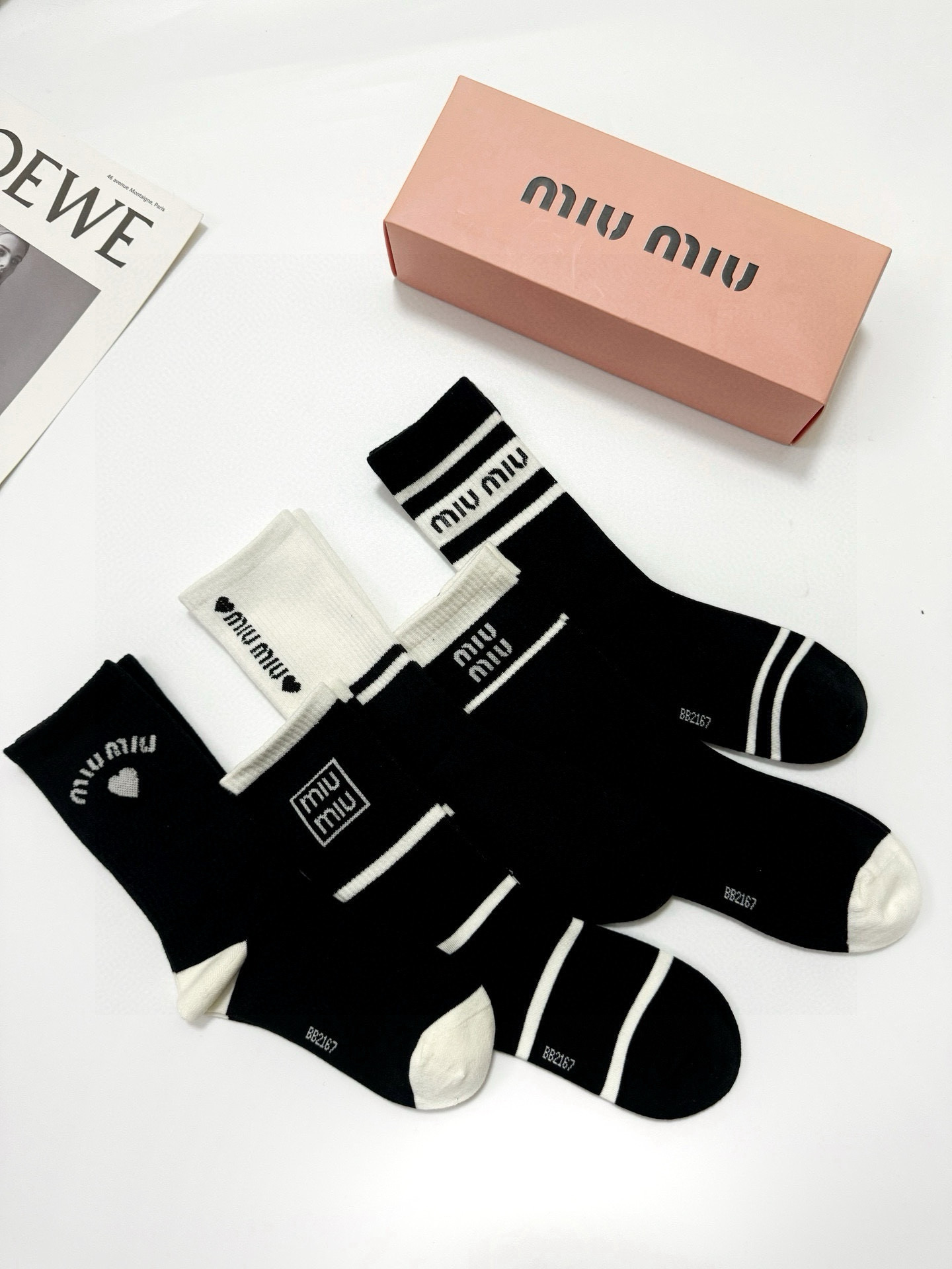  配包装
🌟【一盒5双】
🌟 缪缪 miumiu 经典字母logo纯棉 中筒袜  
🌟经典配色个性时尚

