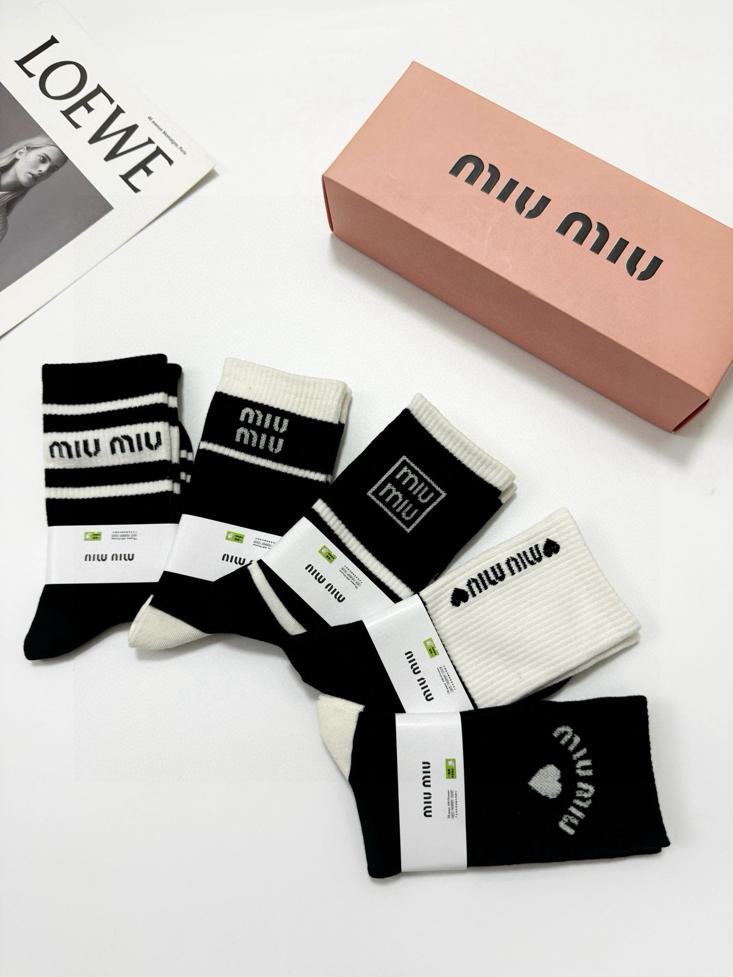  配包装
🌟【一盒5双】
🌟 缪缪 miumiu 经典字母logo纯棉 中筒袜  
🌟经典配色个性时尚
