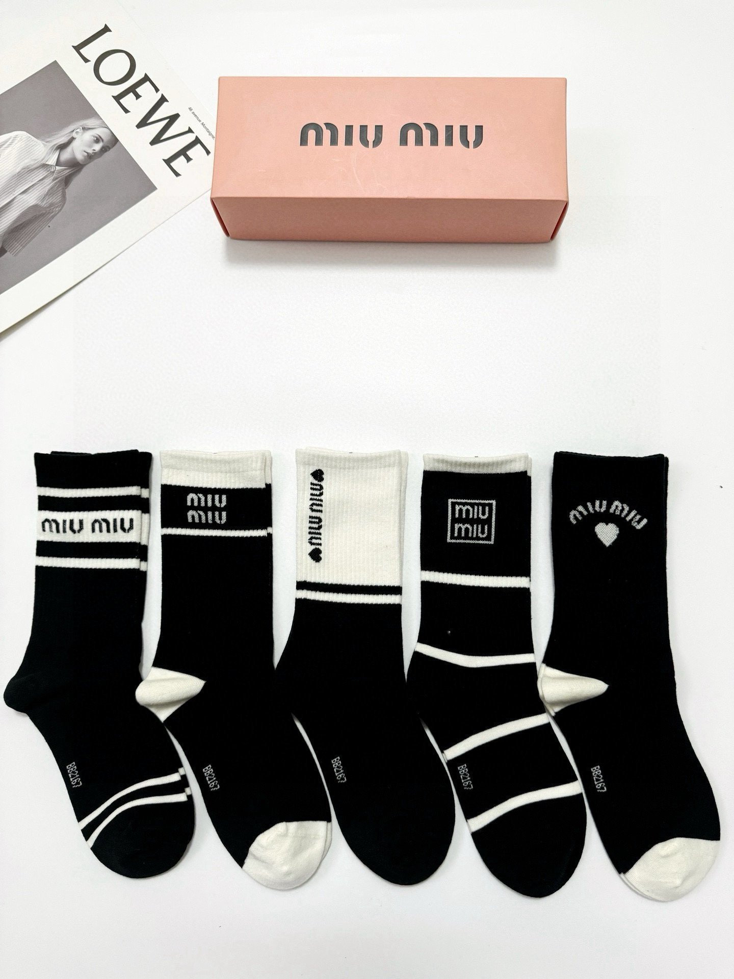  配包装
🌟【一盒5双】
🌟 缪缪 miumiu 经典字母logo纯棉 中筒袜  
🌟经典配色个性时尚
