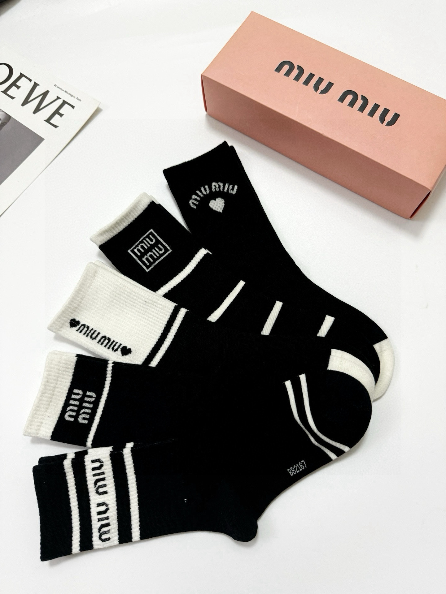  配包装
🌟【一盒5双】
🌟 缪缪 miumiu 经典字母logo纯棉 中筒袜  
🌟经典配色个性时尚
