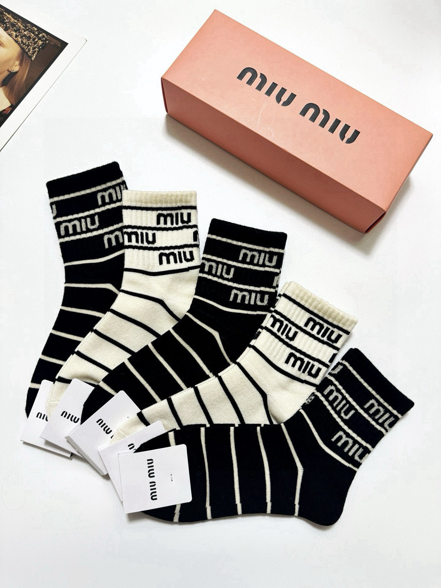  配包装
🌟【一盒5双】
🌟缪缪 miumiu  爆款纯棉短筒袜，韩系条纹➕超百搭大火配色。超完美结合，