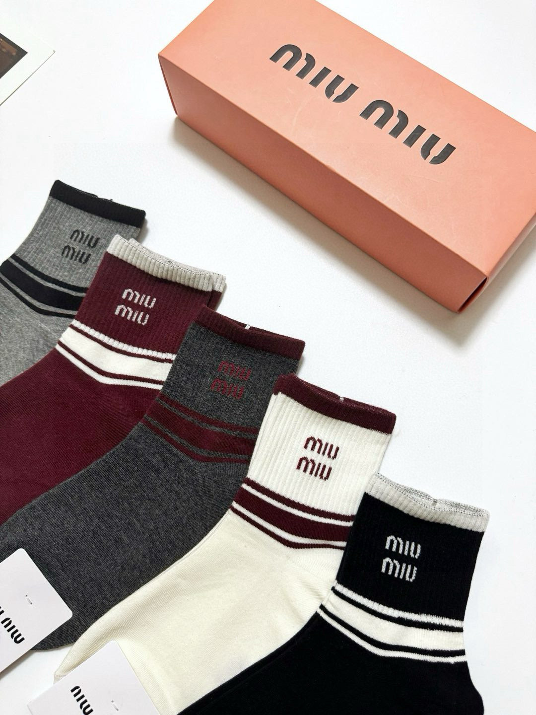   配包装
🌟【一盒5 双】
🌟缪缪 miumiu  经典字母 logo中筒袜  ！纯棉面料软糯亲肤！
