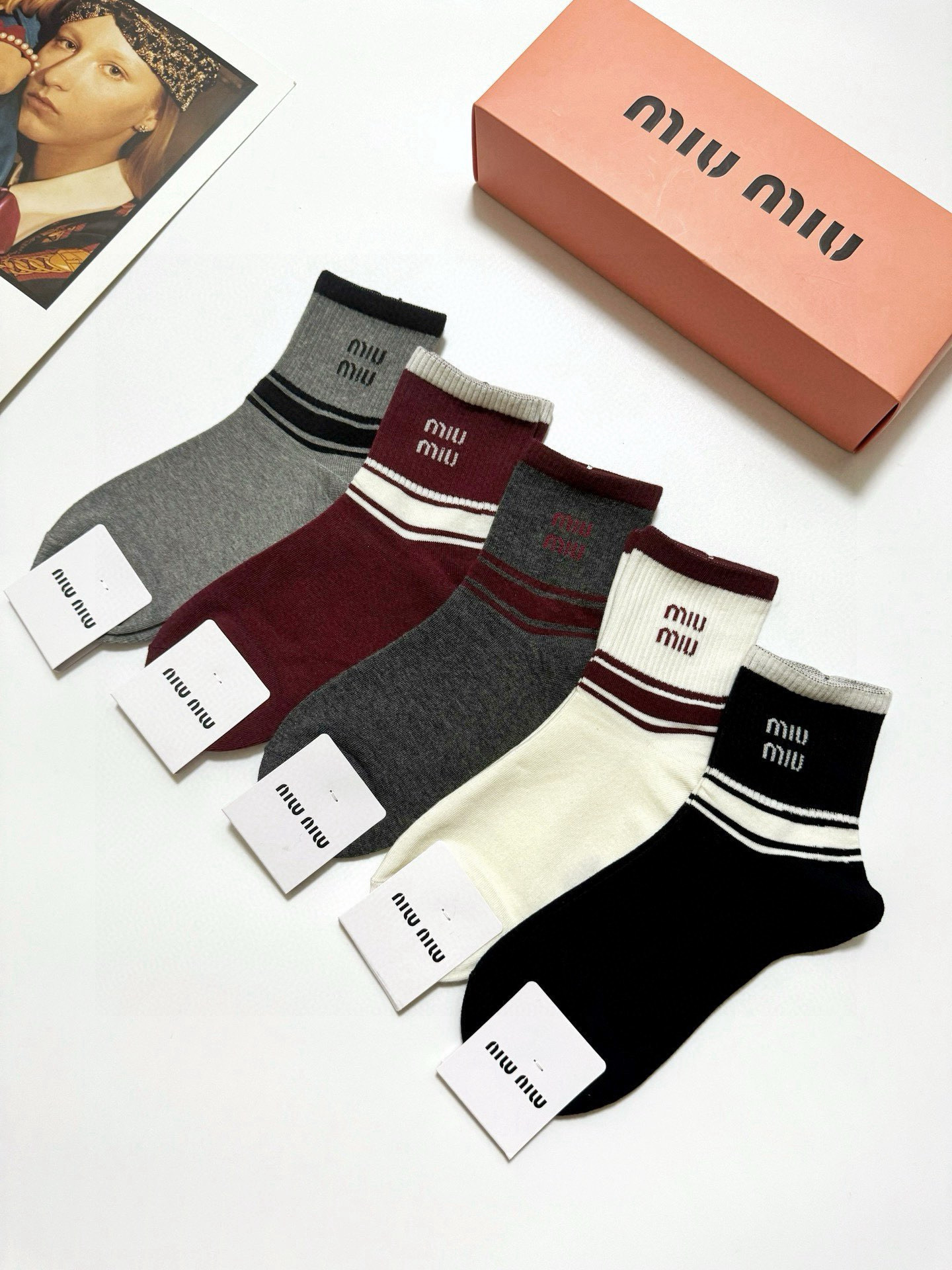   配包装
🌟【一盒5 双】
🌟缪缪 miumiu  经典字母 logo中筒袜  ！纯棉面料软糯亲肤！
