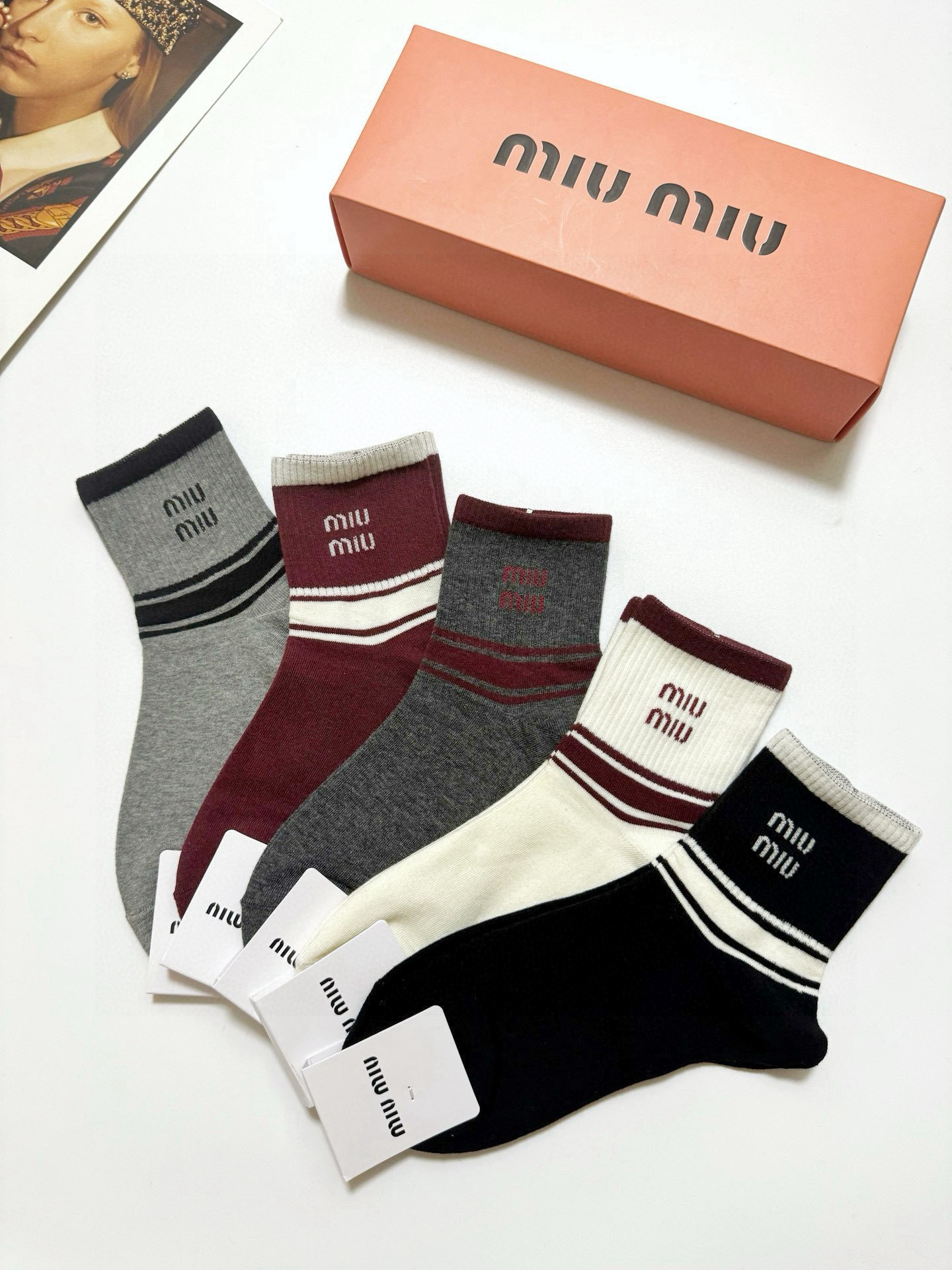   配包装
🌟【一盒5 双】
🌟缪缪 miumiu  经典字母 logo中筒袜  ！纯棉面料软糯亲肤！
