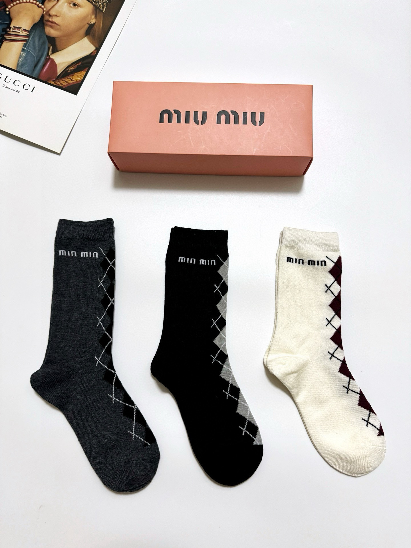  配包装
🌟【一盒3双】
 🌟缪缪 miumiu 经典字母logo 纯棉短袜   ，ins超火爆短袜，纯
