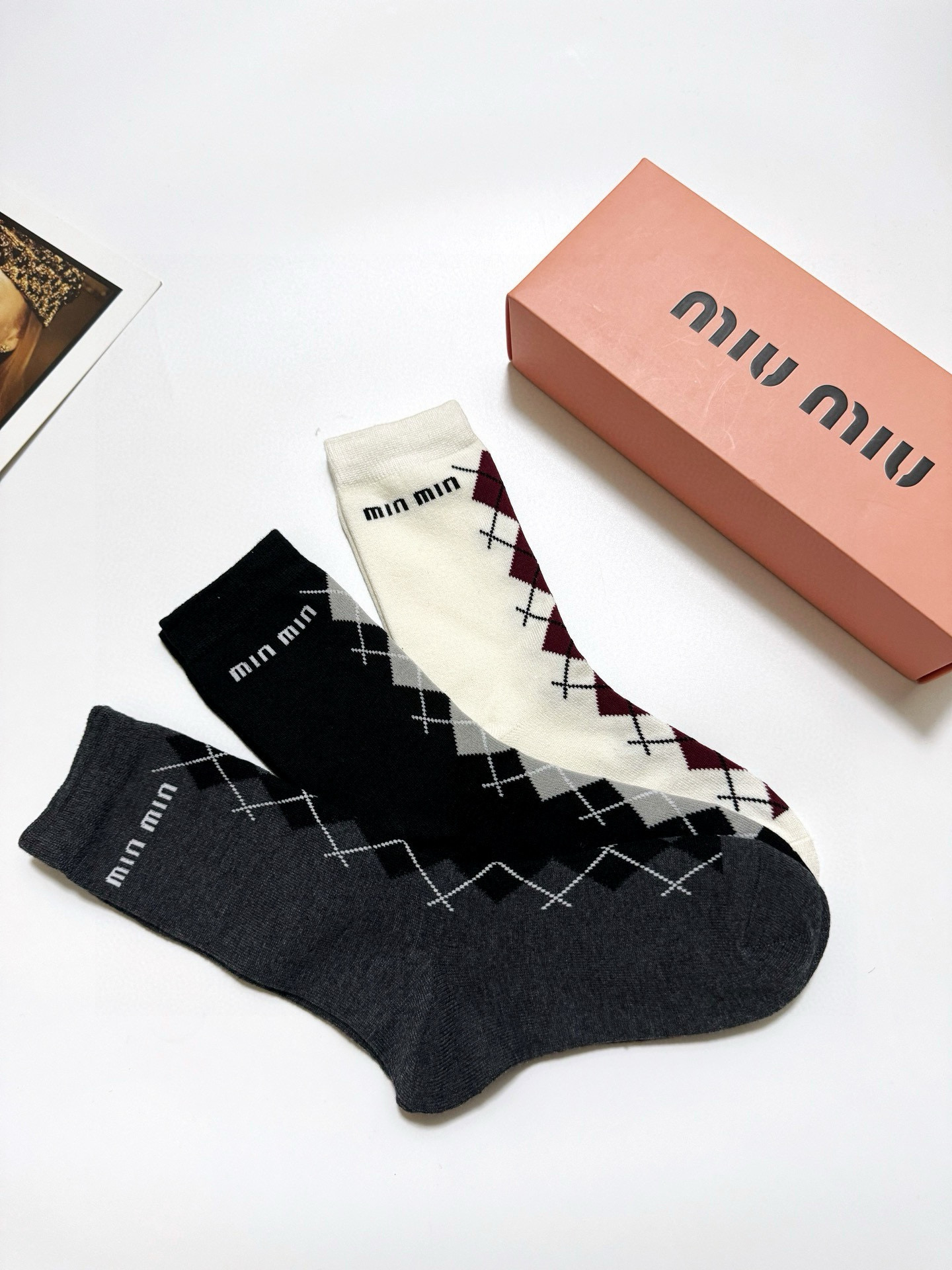  配包装
🌟【一盒3双】
 🌟缪缪 miumiu 经典字母logo 纯棉短袜   ，ins超火爆短袜，纯