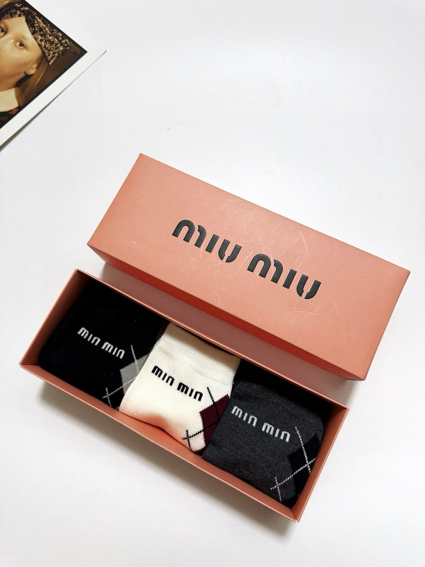  配包装
🌟【一盒3双】
 🌟缪缪 miumiu 经典字母logo 纯棉短袜   ，ins超火爆短袜，纯