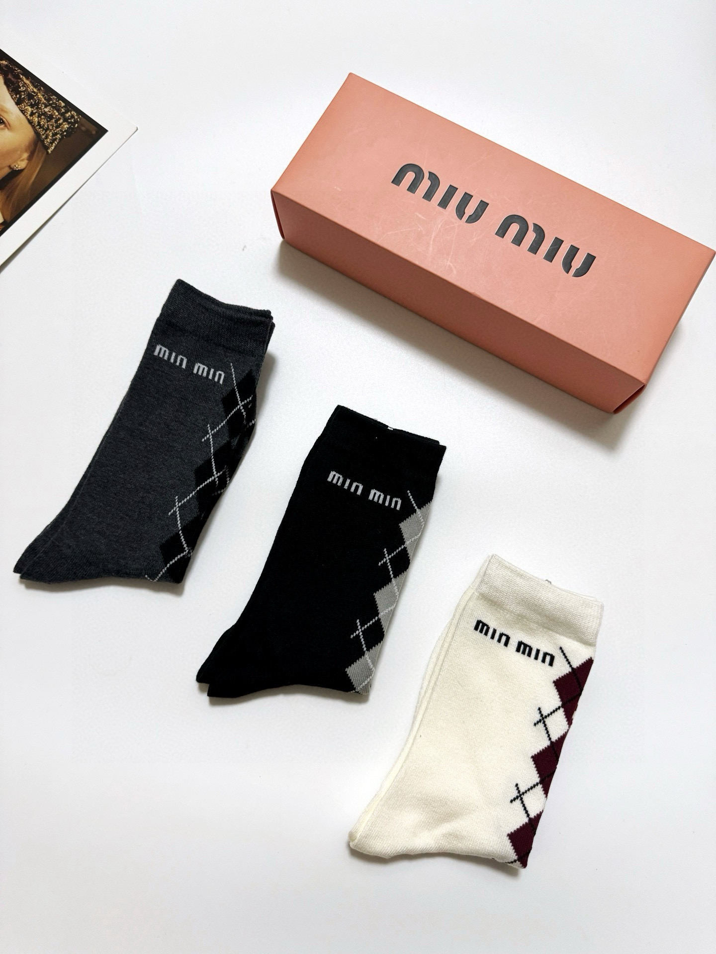  配包装
🌟【一盒3双】
 🌟缪缪 miumiu 经典字母logo 纯棉短袜   ，ins超火爆短袜，纯