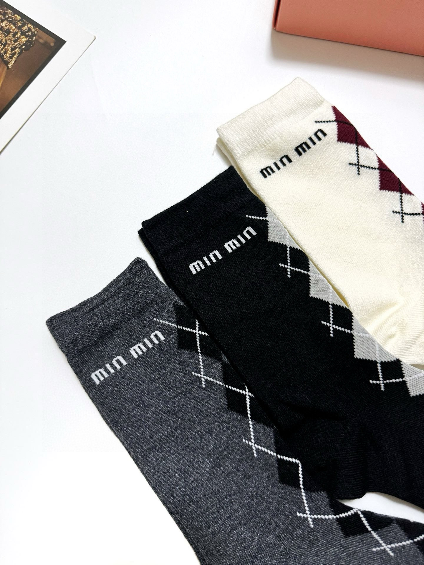  配包装
🌟【一盒3双】
 🌟缪缪 miumiu 经典字母logo 纯棉短袜   ，ins超火爆短袜，纯