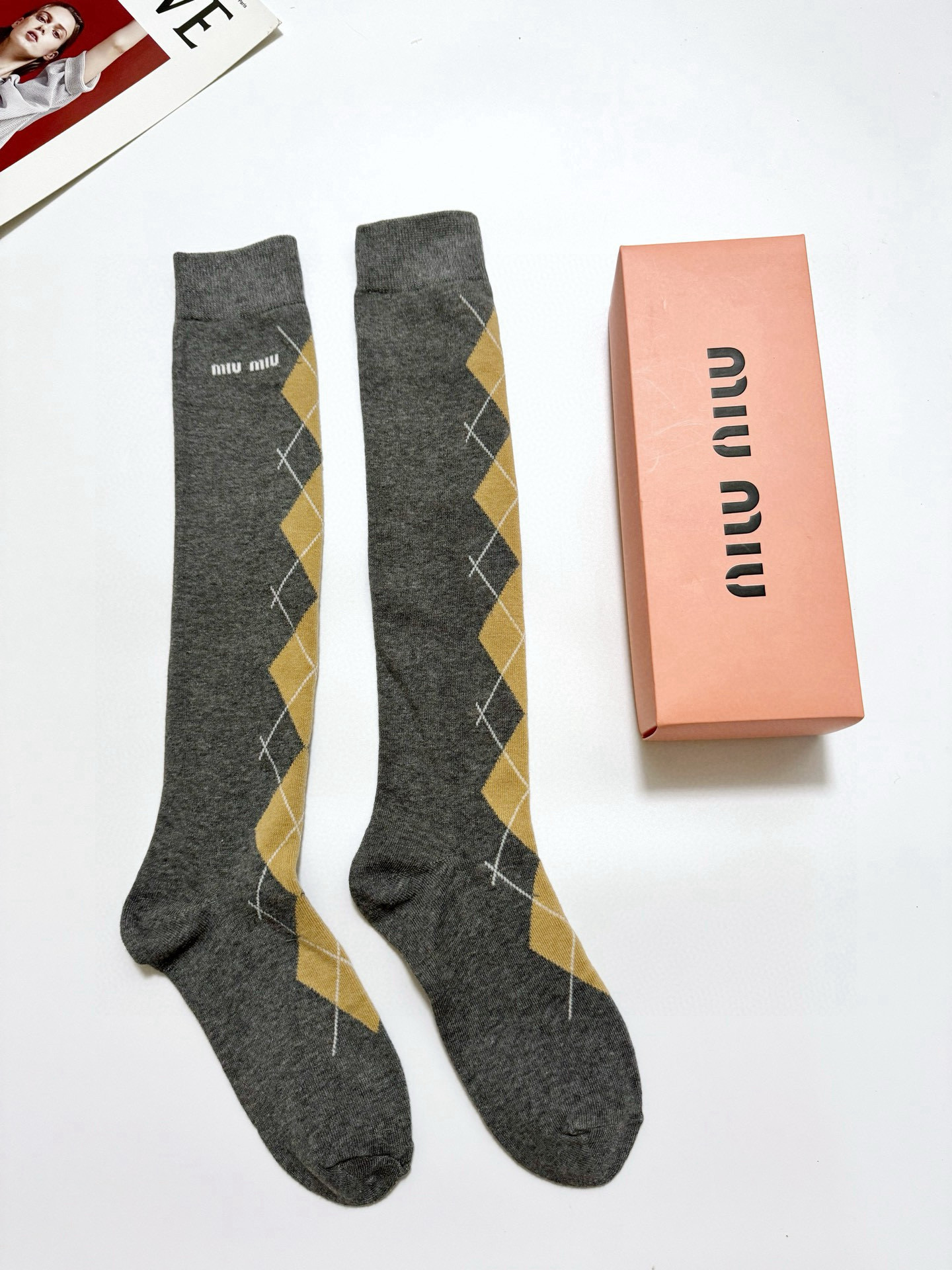  配包装
🌟【一盒一 双】
 🌟缪缪 miumiu 经典字母logo纯棉袜 小腿堆堆袜，ins超火爆红人