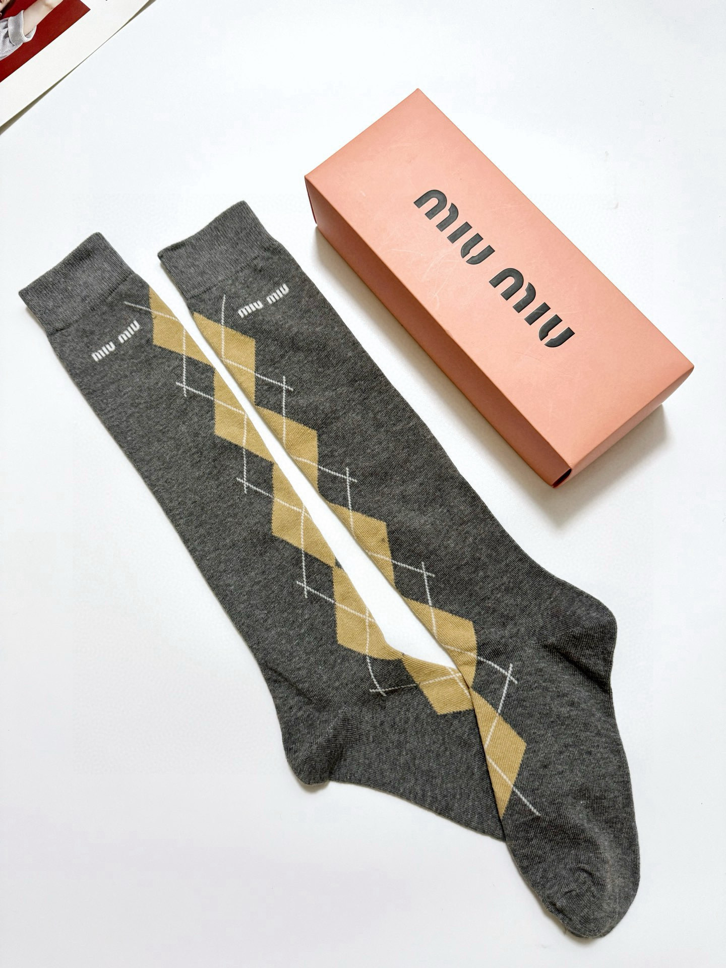 配包装
🌟【一盒一 双】
 🌟缪缪 miumiu 经典字母logo纯棉袜 小腿堆堆袜，ins超火爆红人
