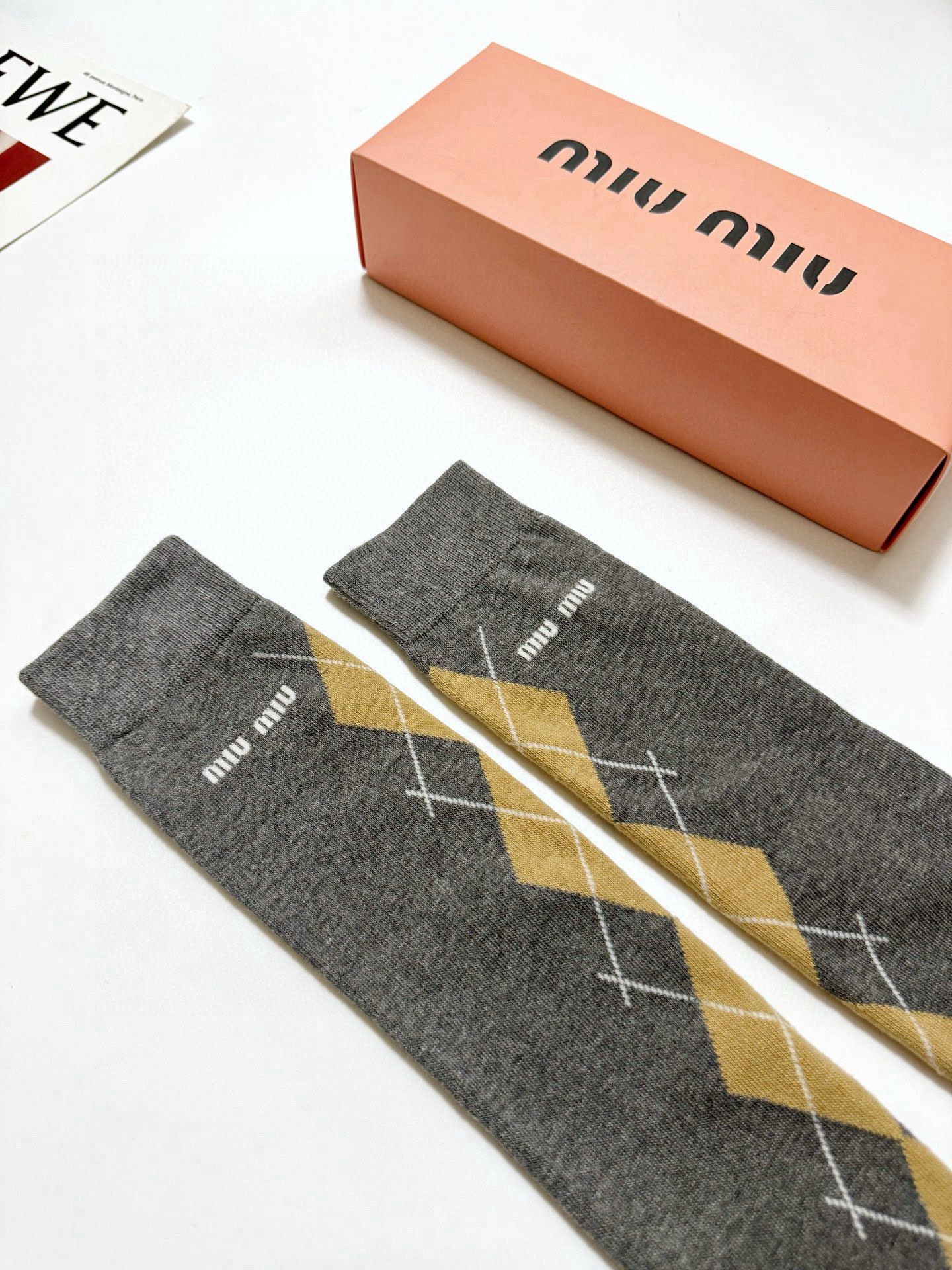  配包装
🌟【一盒一 双】
 🌟缪缪 miumiu 经典字母logo纯棉袜 小腿堆堆袜，ins超火爆红人