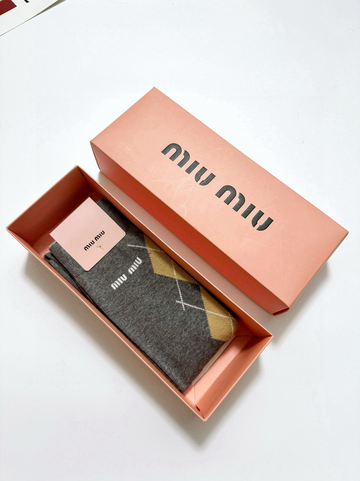  配包装
🌟【一盒一 双】
 🌟缪缪 miumiu 经典字母logo纯棉袜 小腿堆堆袜，ins超火爆红人