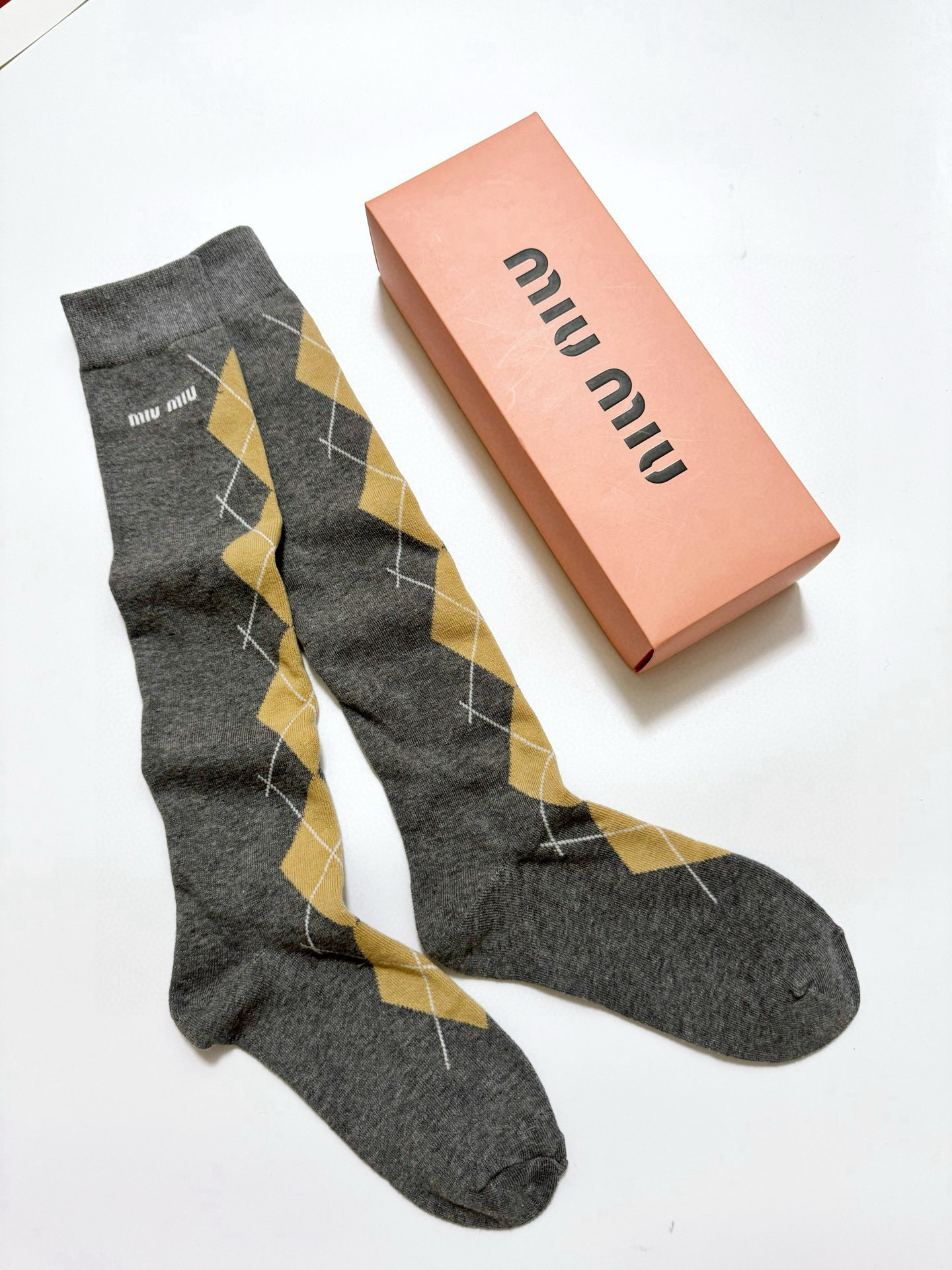  配包装
🌟【一盒一 双】
 🌟缪缪 miumiu 经典字母logo纯棉袜 小腿堆堆袜，ins超火爆红人