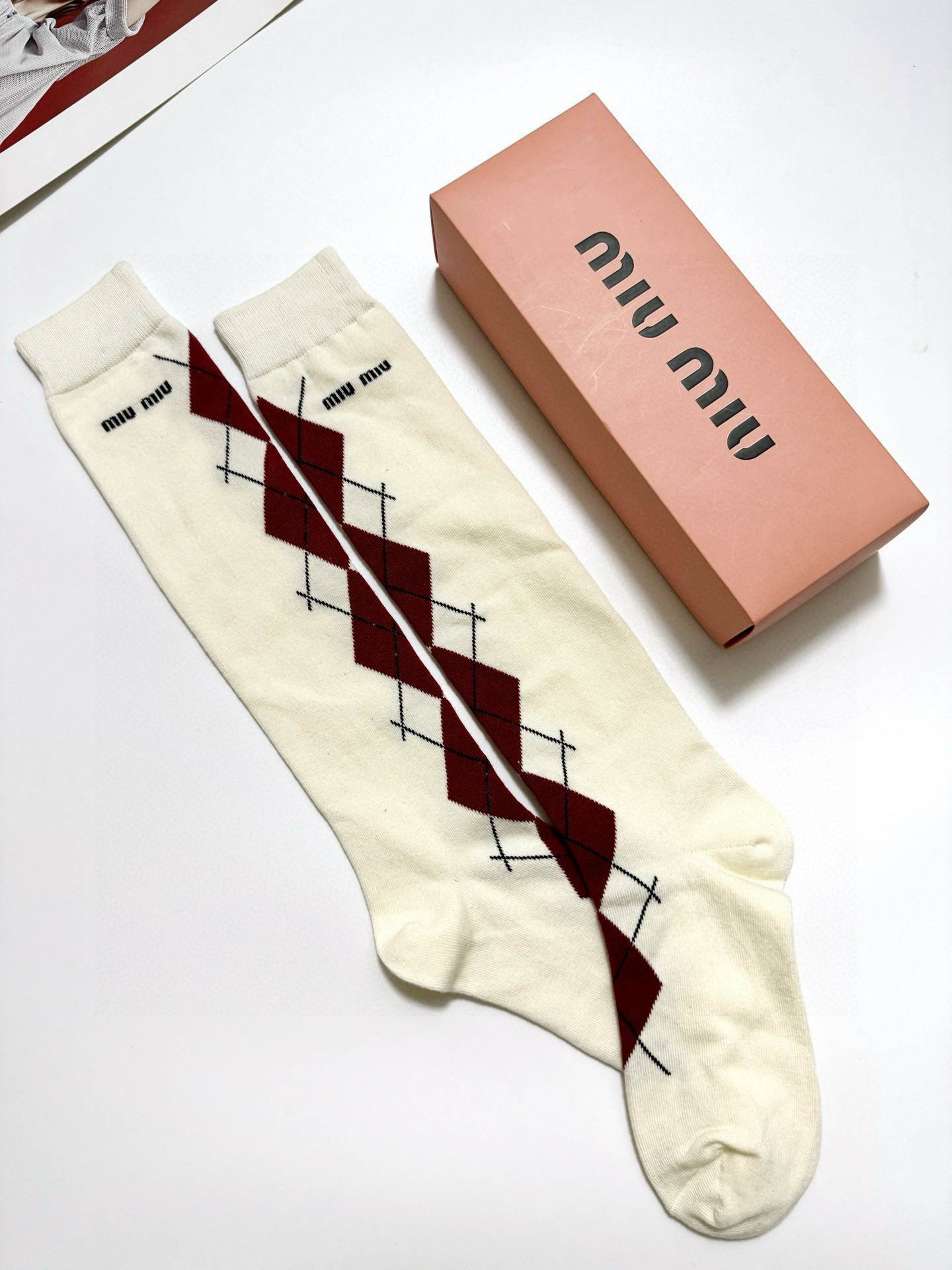  配包装
🌟【一盒一 双】
 🌟缪缪 miumiu 经典字母logo纯棉袜 小腿堆堆袜，ins超火爆红人