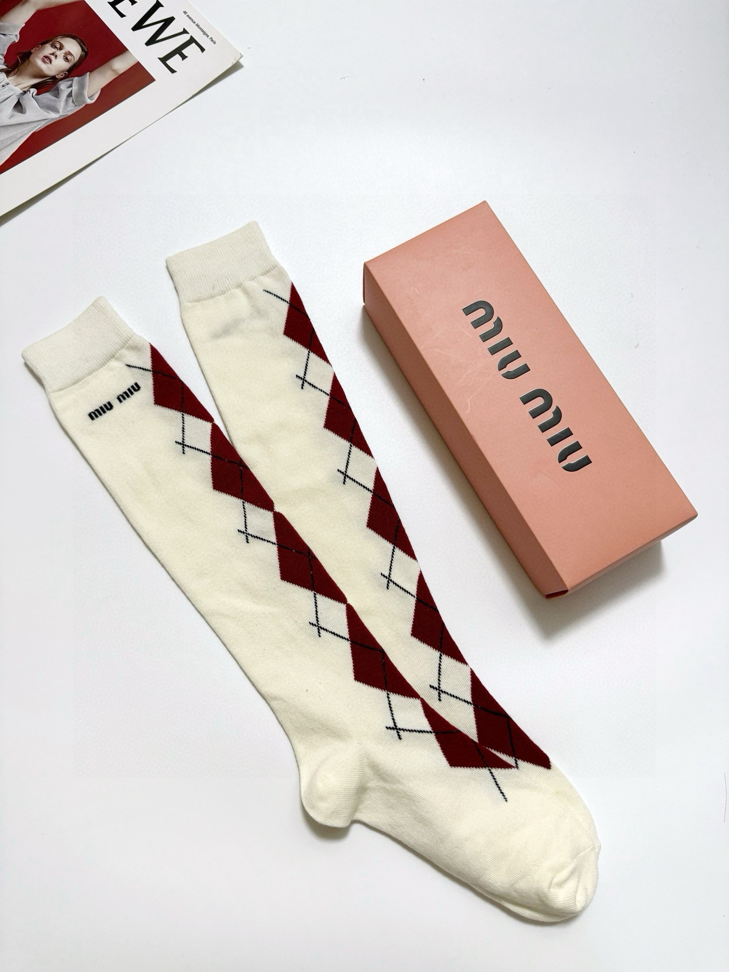  配包装
🌟【一盒一 双】
 🌟缪缪 miumiu 经典字母logo纯棉袜 小腿堆堆袜，ins超火爆红人