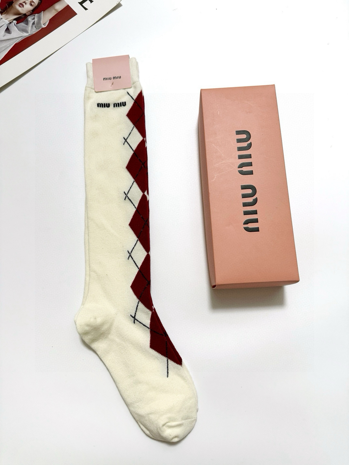  配包装
🌟【一盒一 双】
 🌟缪缪 miumiu 经典字母logo纯棉袜 小腿堆堆袜，ins超火爆红人