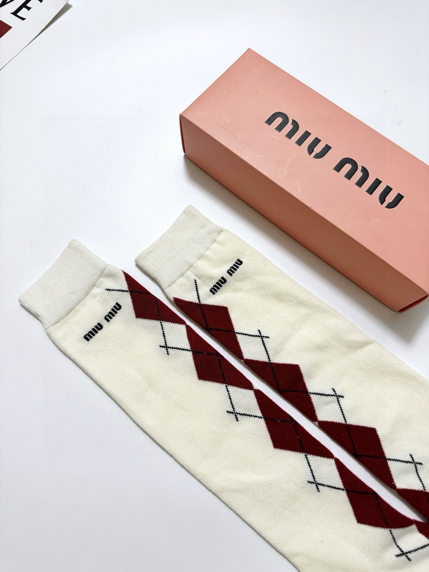  配包装
🌟【一盒一 双】
 🌟缪缪 miumiu 经典字母logo纯棉袜 小腿堆堆袜，ins超火爆红人