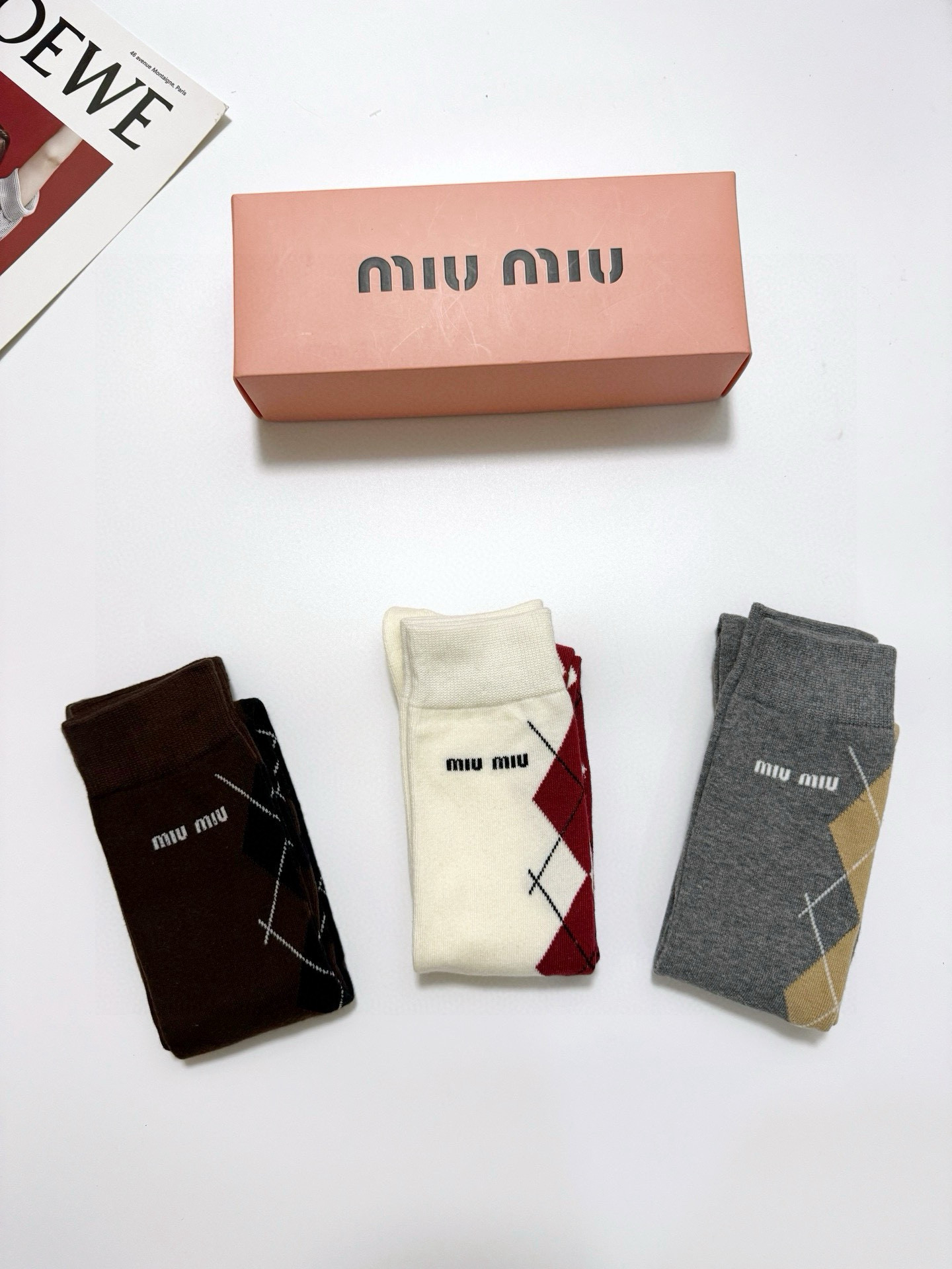  配包装
🌟【一盒一 双】
 🌟缪缪 miumiu 经典字母logo纯棉袜 小腿堆堆袜，ins超火爆红人
