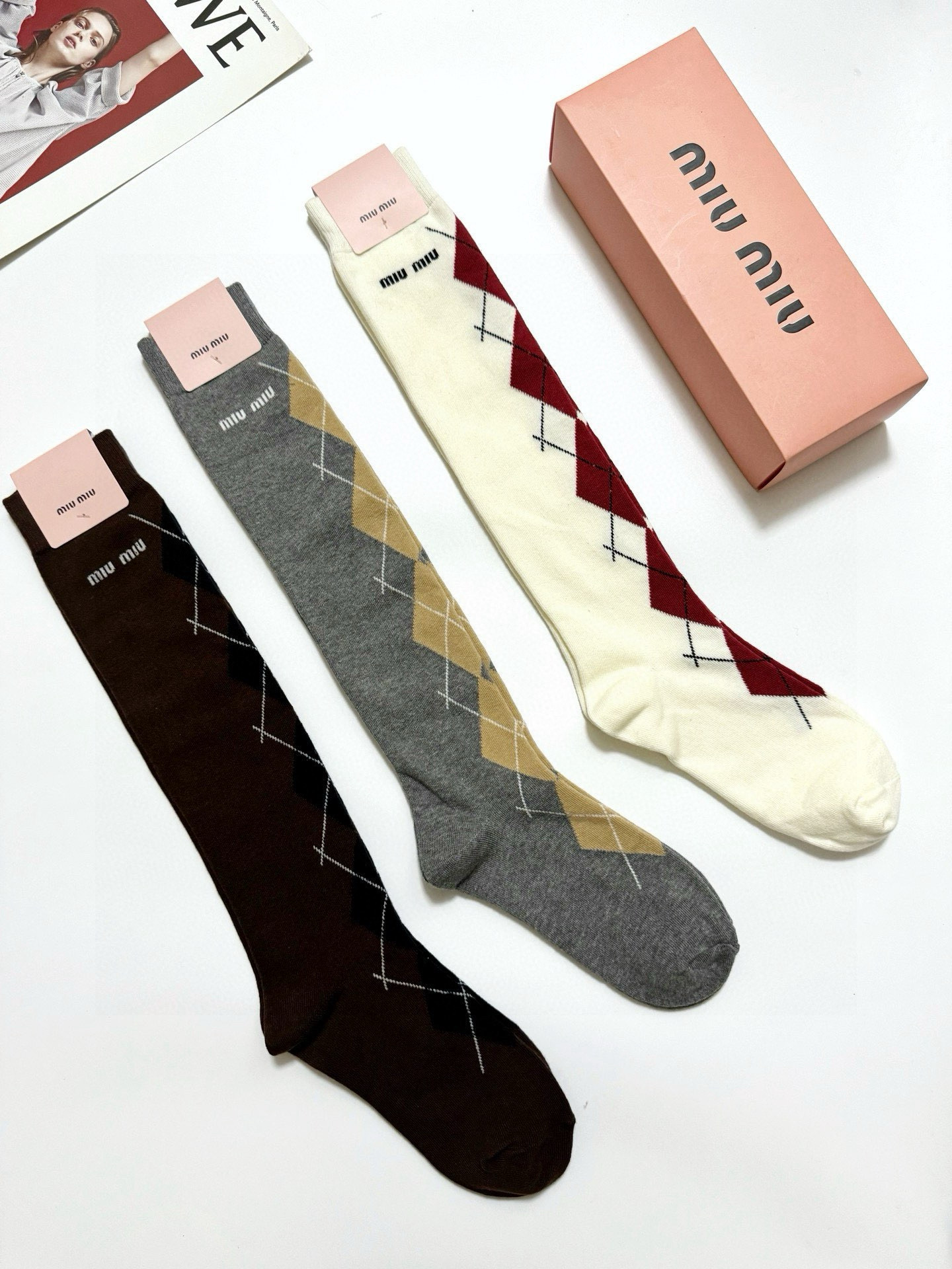  配包装
🌟【一盒一 双】
 🌟缪缪 miumiu 经典字母logo纯棉袜 小腿堆堆袜，ins超火爆红人