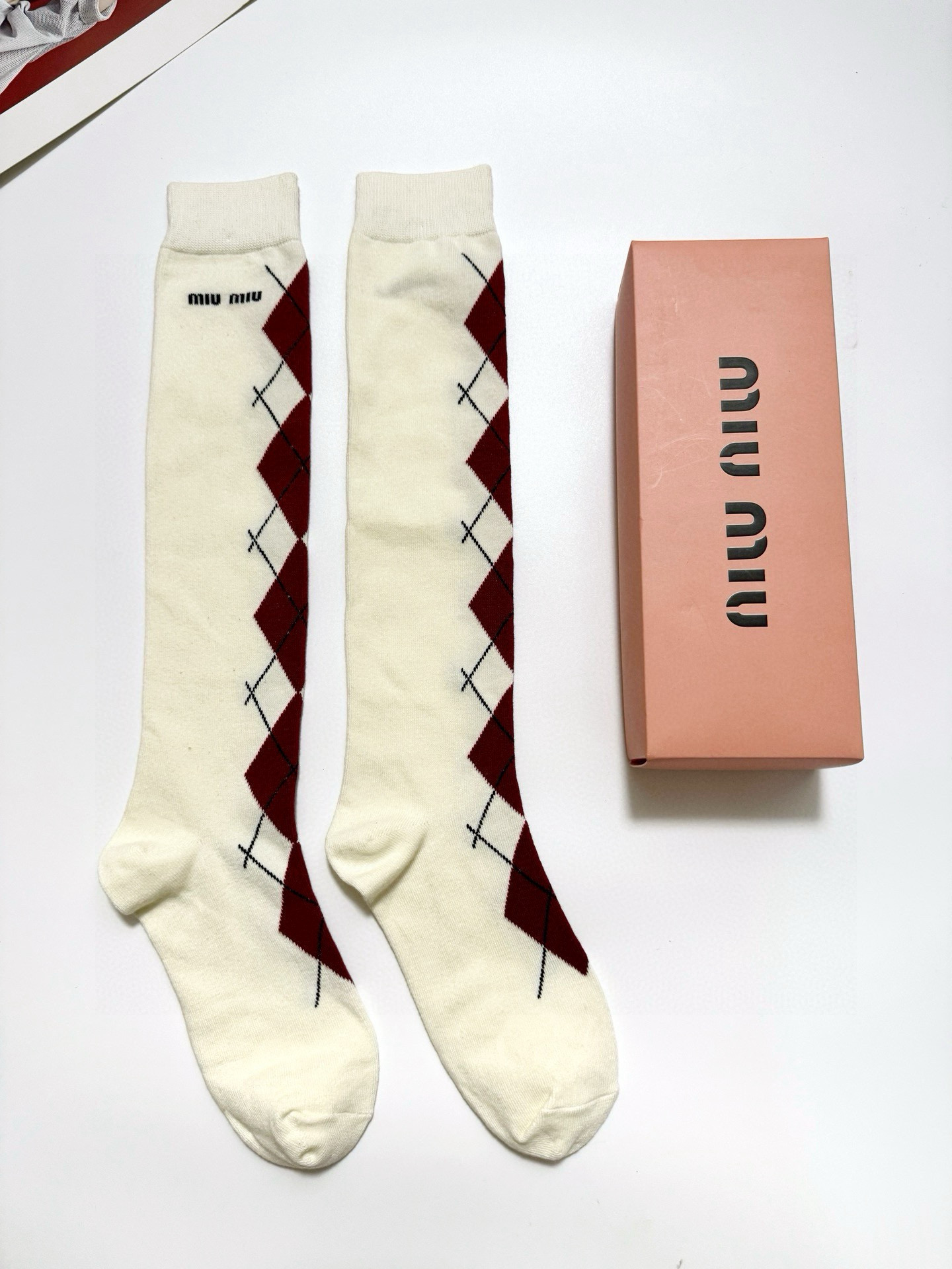  配包装
🌟【一盒一 双】
 🌟缪缪 miumiu 经典字母logo纯棉袜 小腿堆堆袜，ins超火爆红人