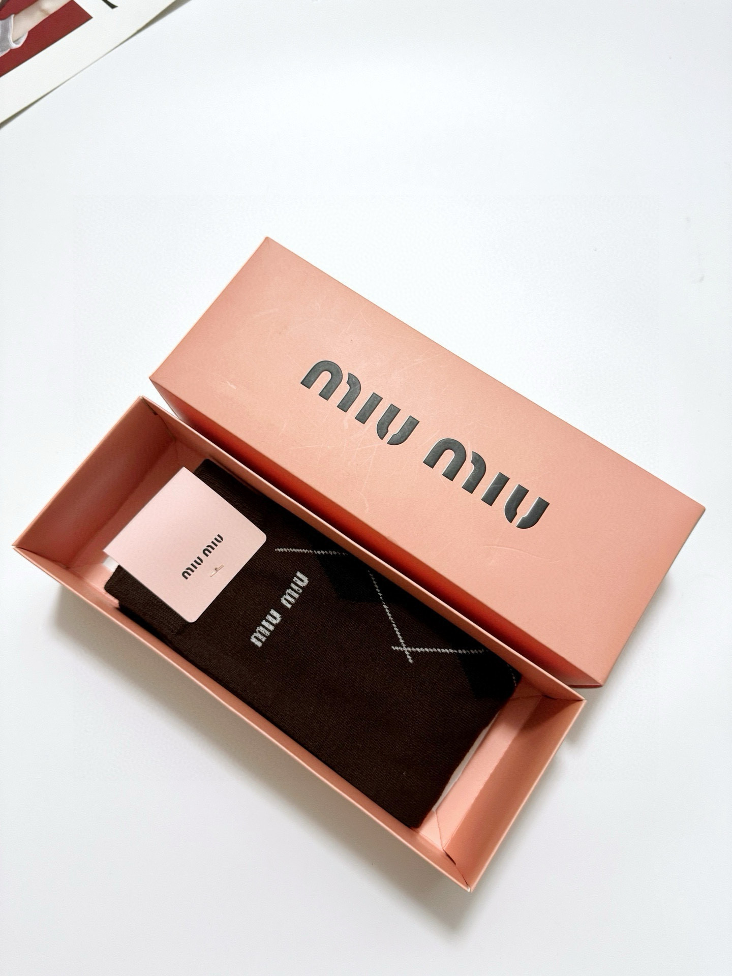  配包装
🌟【一盒一 双】
 🌟缪缪 miumiu 经典字母logo纯棉袜 小腿堆堆袜，ins超火爆红人
