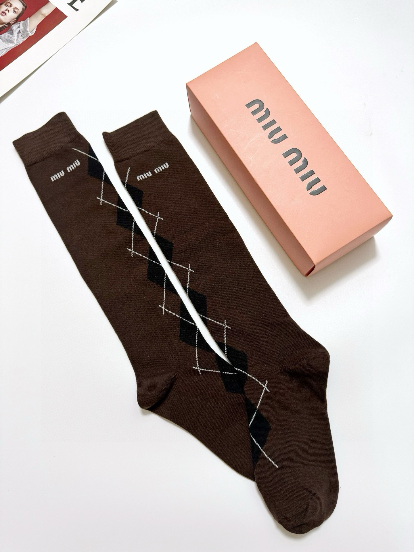  配包装
🌟【一盒一 双】
 🌟缪缪 miumiu 经典字母logo纯棉袜 小腿堆堆袜，ins超火爆红人