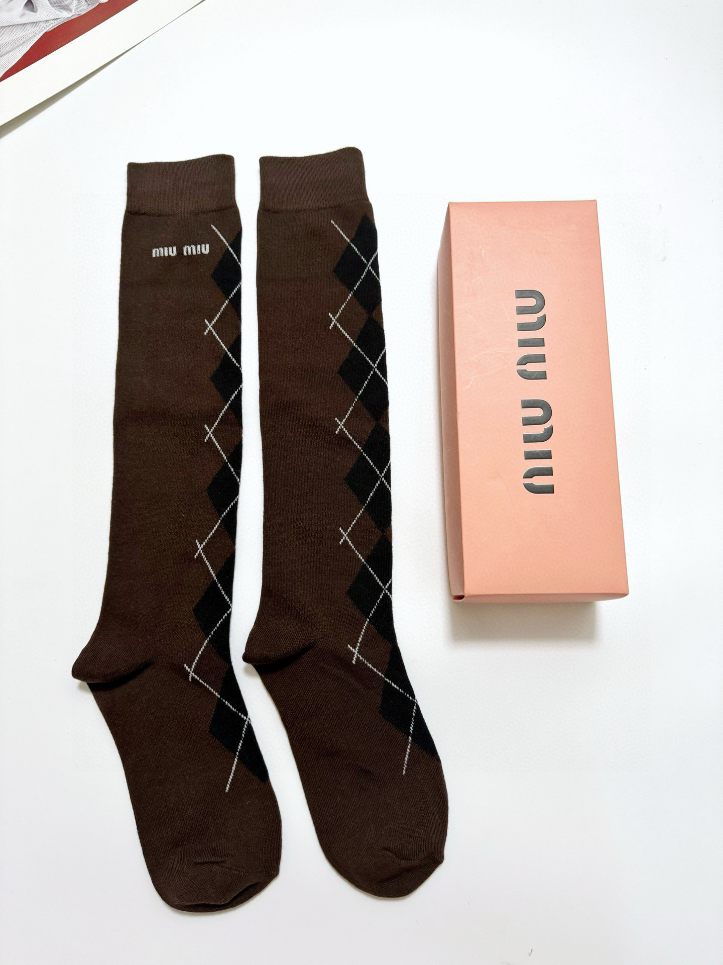  配包装
🌟【一盒一 双】
 🌟缪缪 miumiu 经典字母logo纯棉袜 小腿堆堆袜，ins超火爆红人
