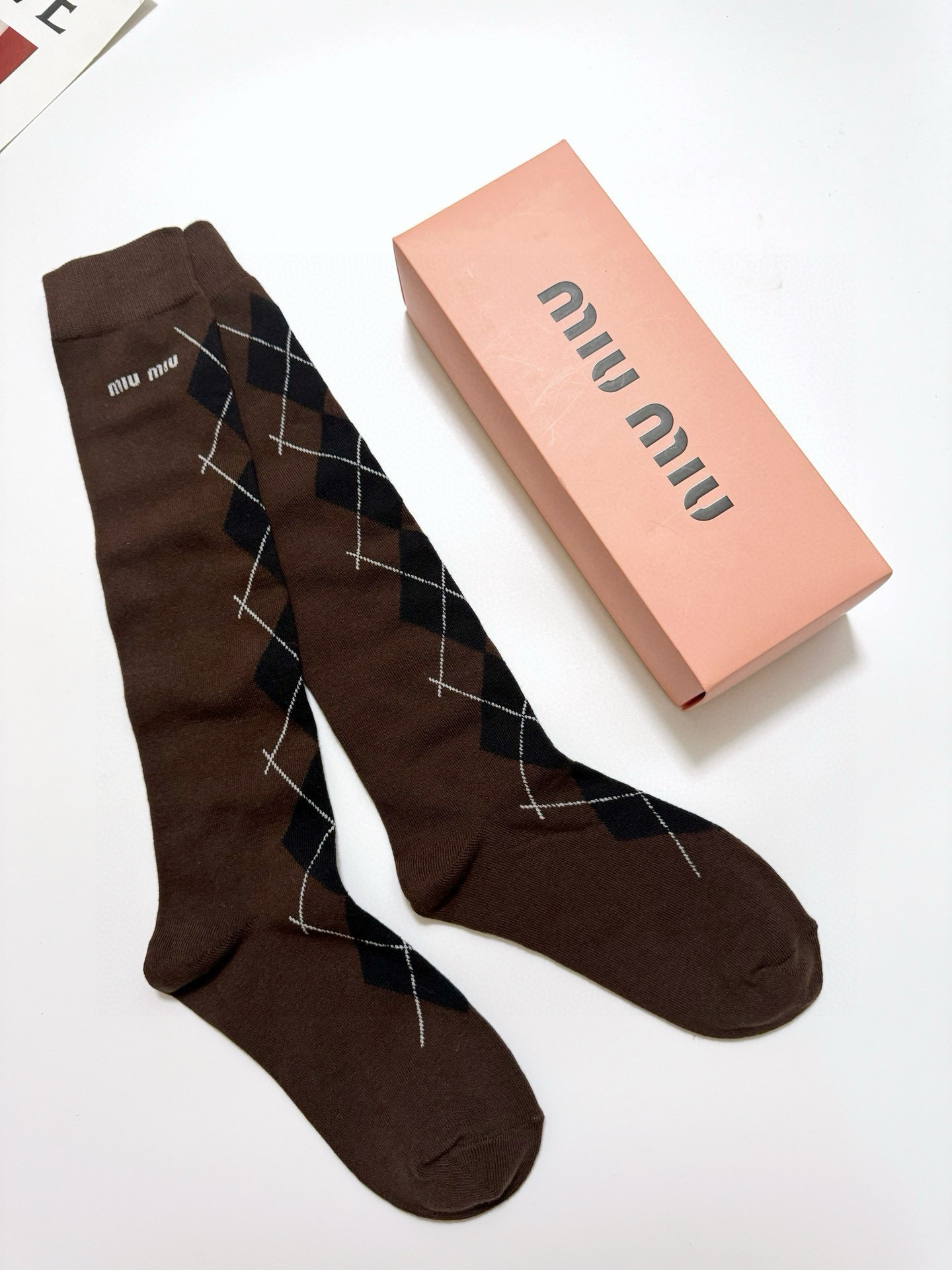  配包装
🌟【一盒一 双】
 🌟缪缪 miumiu 经典字母logo纯棉袜 小腿堆堆袜，ins超火爆红人