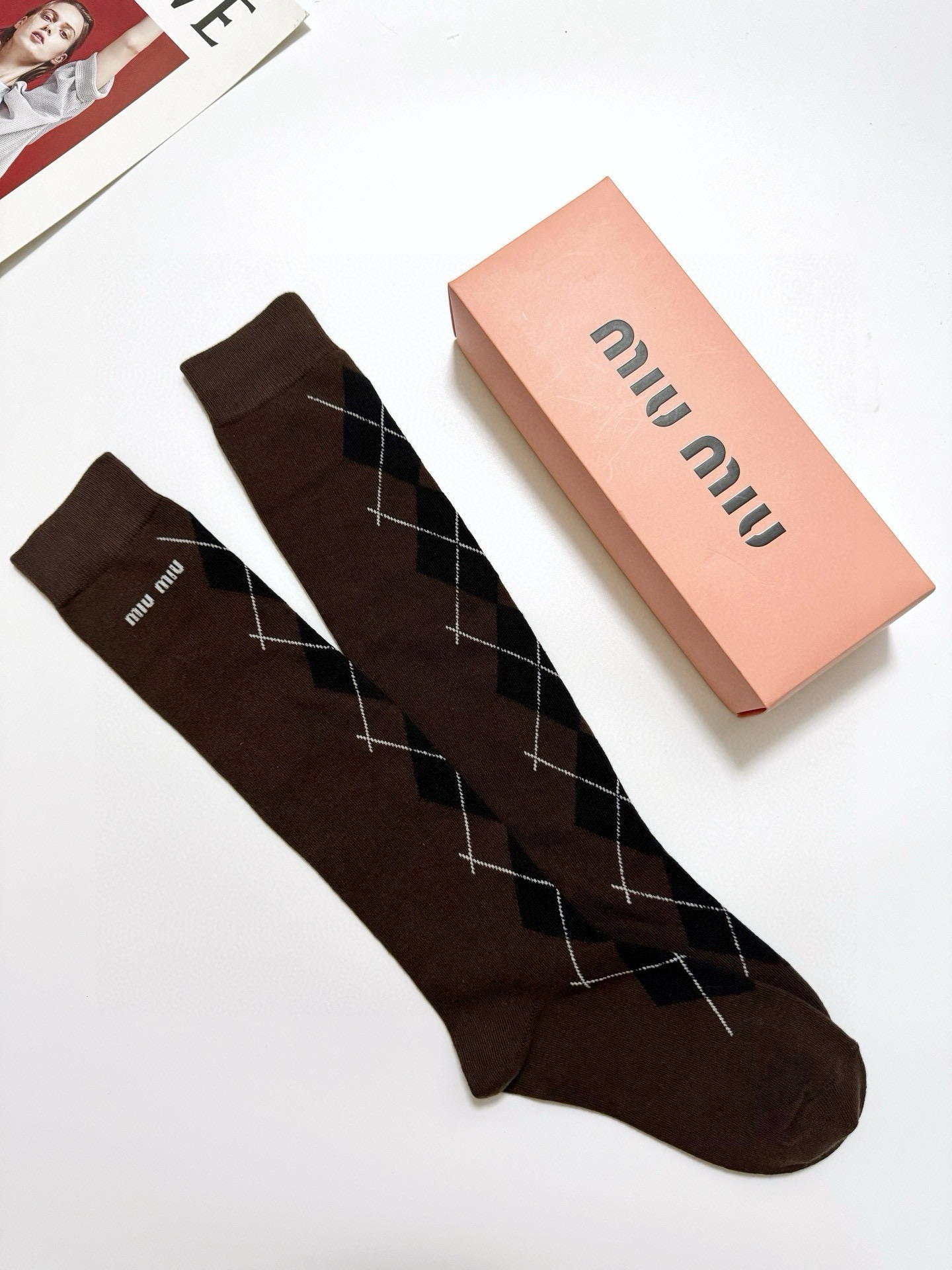  配包装
🌟【一盒一 双】
 🌟缪缪 miumiu 经典字母logo纯棉袜 小腿堆堆袜，ins超火爆红人