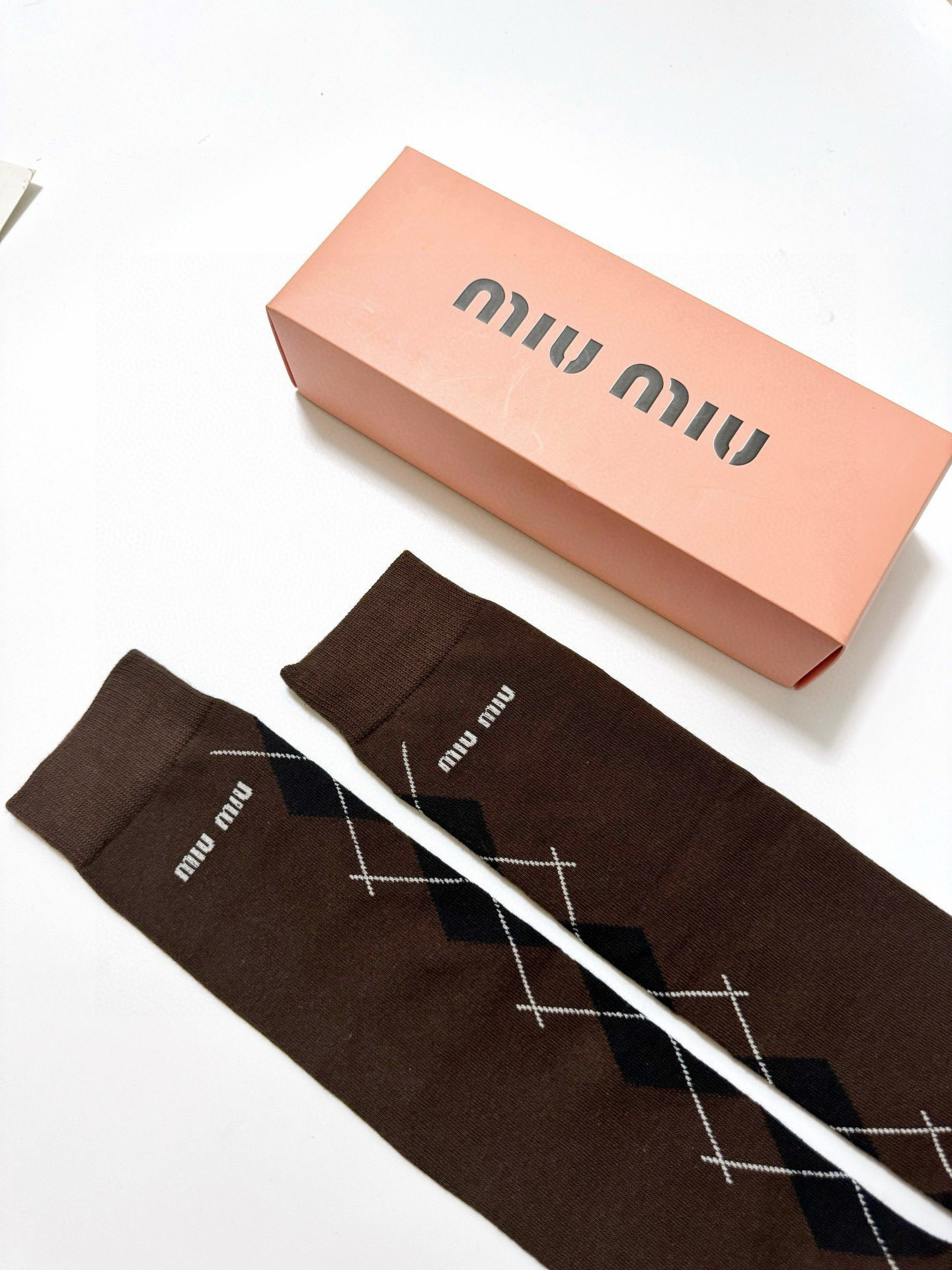  配包装
🌟【一盒一 双】
 🌟缪缪 miumiu 经典字母logo纯棉袜 小腿堆堆袜，ins超火爆红人