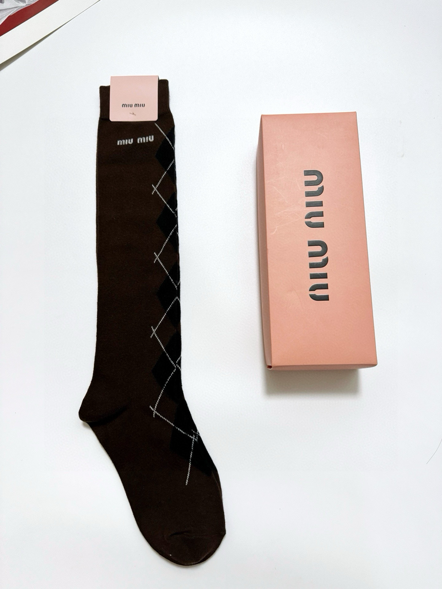  配包装
🌟【一盒一 双】
 🌟缪缪 miumiu 经典字母logo纯棉袜 小腿堆堆袜，ins超火爆红人