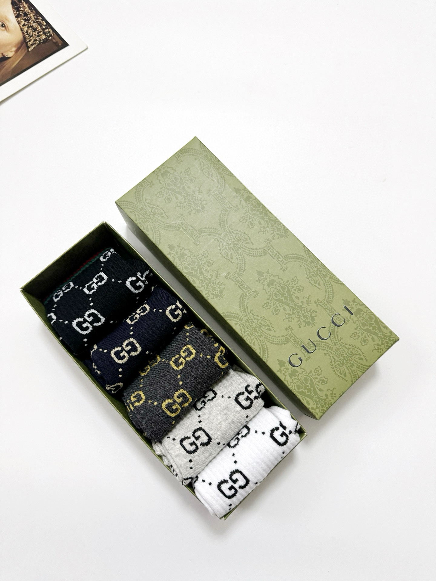 配包装
🌟【一盒5 双】
 🌟Gucci 古琦 经典字母logo 纯棉中筒袜   ，ins超火爆短袜，