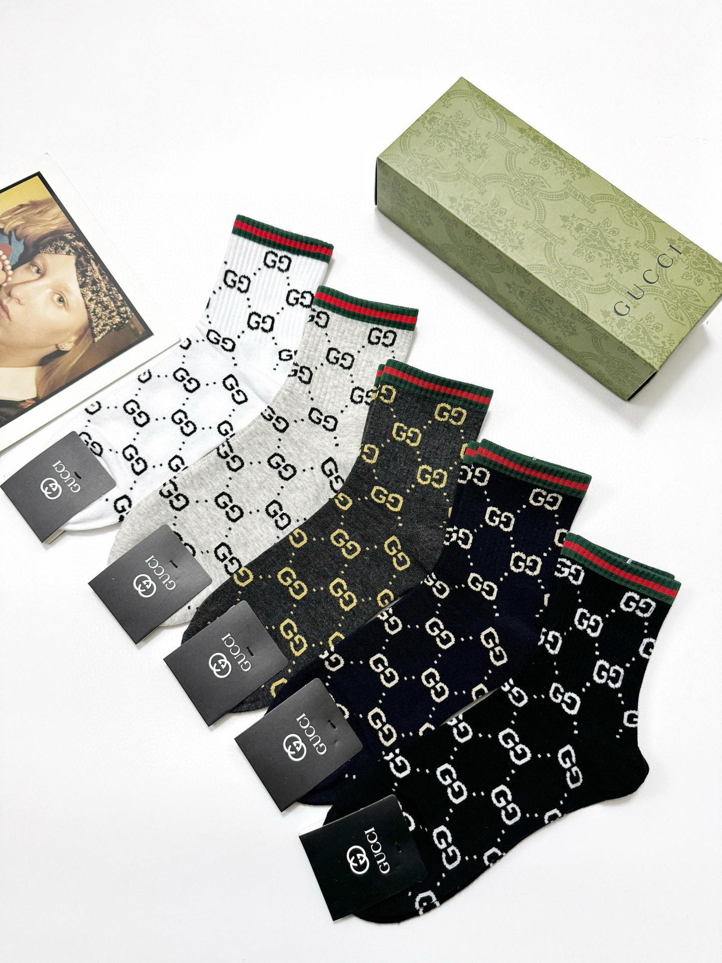  配包装
🌟【一盒5 双】
 🌟Gucci 古琦 经典字母logo 纯棉中筒袜   ，ins超火爆短袜，