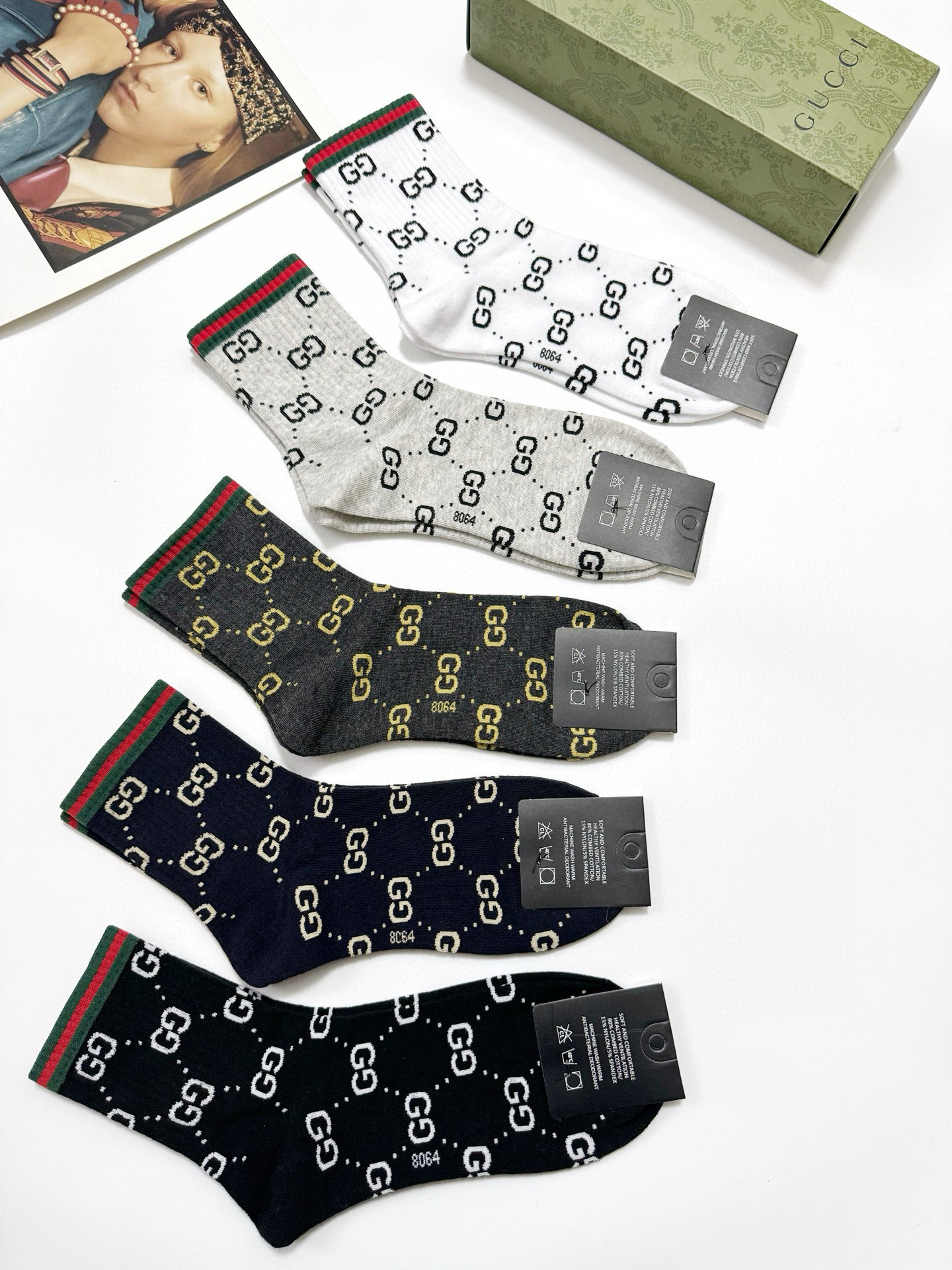  配包装
🌟【一盒5 双】
 🌟Gucci 古琦 经典字母logo 纯棉中筒袜   ，ins超火爆短袜，