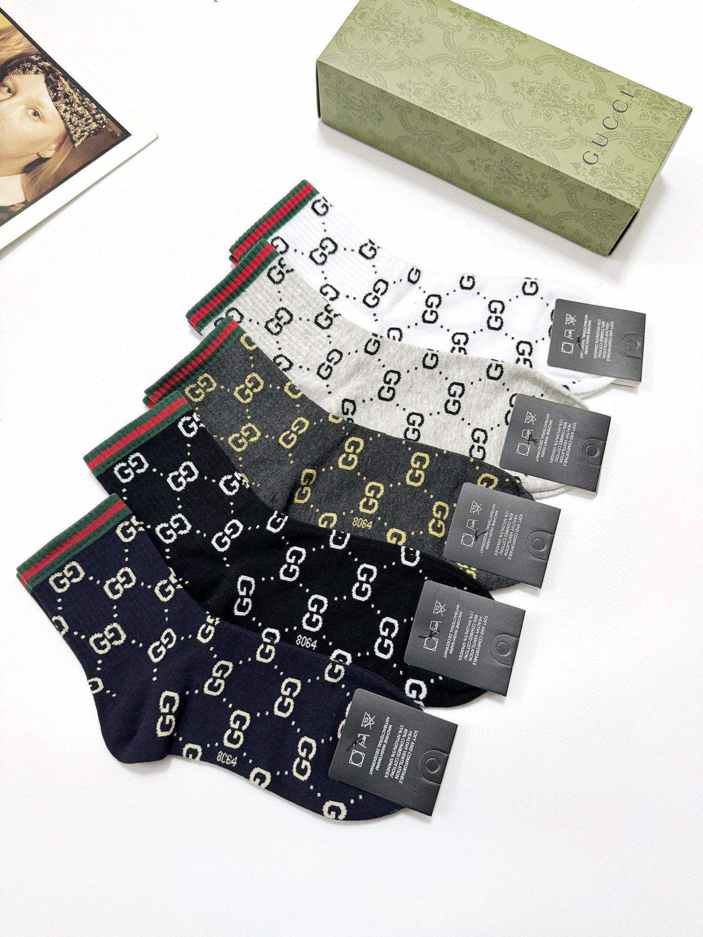  配包装
🌟【一盒5 双】
 🌟Gucci 古琦 经典字母logo 纯棉中筒袜   ，ins超火爆短袜，