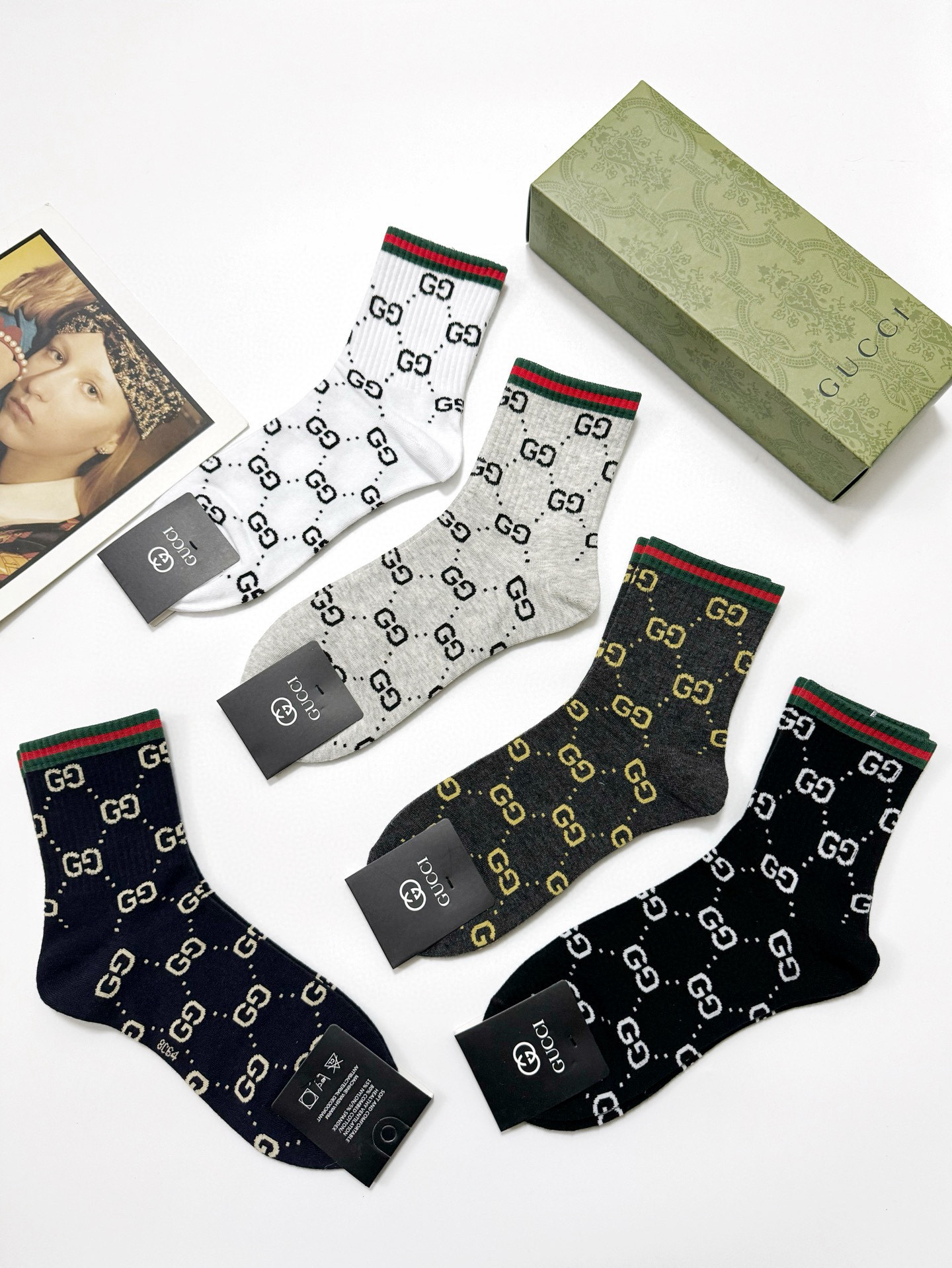  配包装
🌟【一盒5 双】
 🌟Gucci 古琦 经典字母logo 纯棉中筒袜   ，ins超火爆短袜，