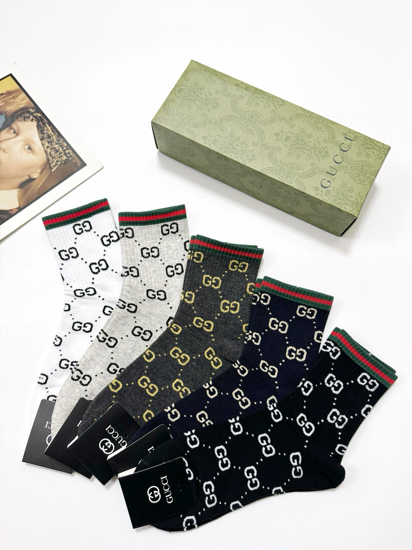  配包装
🌟【一盒5 双】
 🌟Gucci 古琦 经典字母logo 纯棉中筒袜   ，ins超火爆短袜，