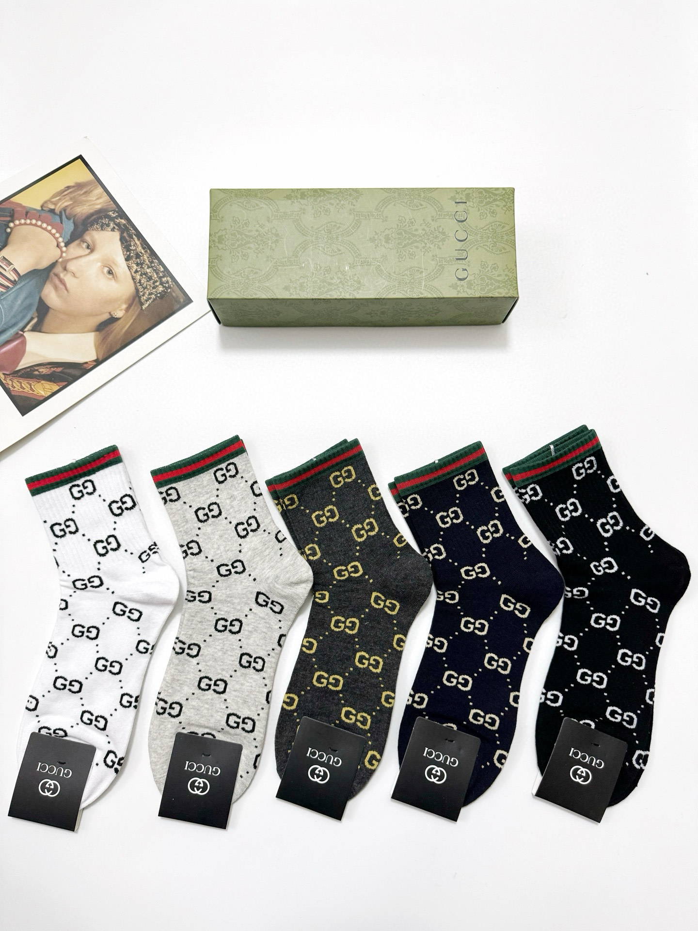  配包装
🌟【一盒5 双】
 🌟Gucci 古琦 经典字母logo 纯棉中筒袜   ，ins超火爆短袜，