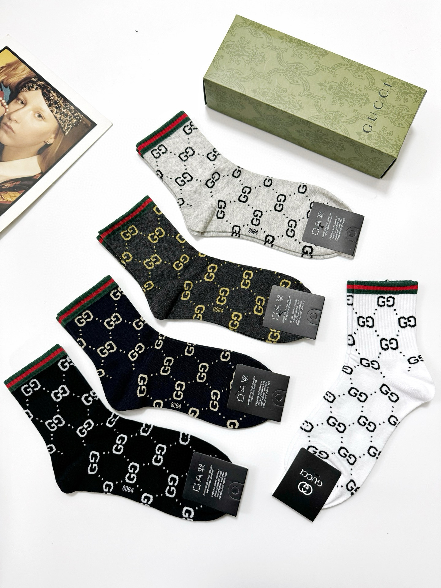  配包装
🌟【一盒5 双】
 🌟Gucci 古琦 经典字母logo 纯棉中筒袜   ，ins超火爆短袜，