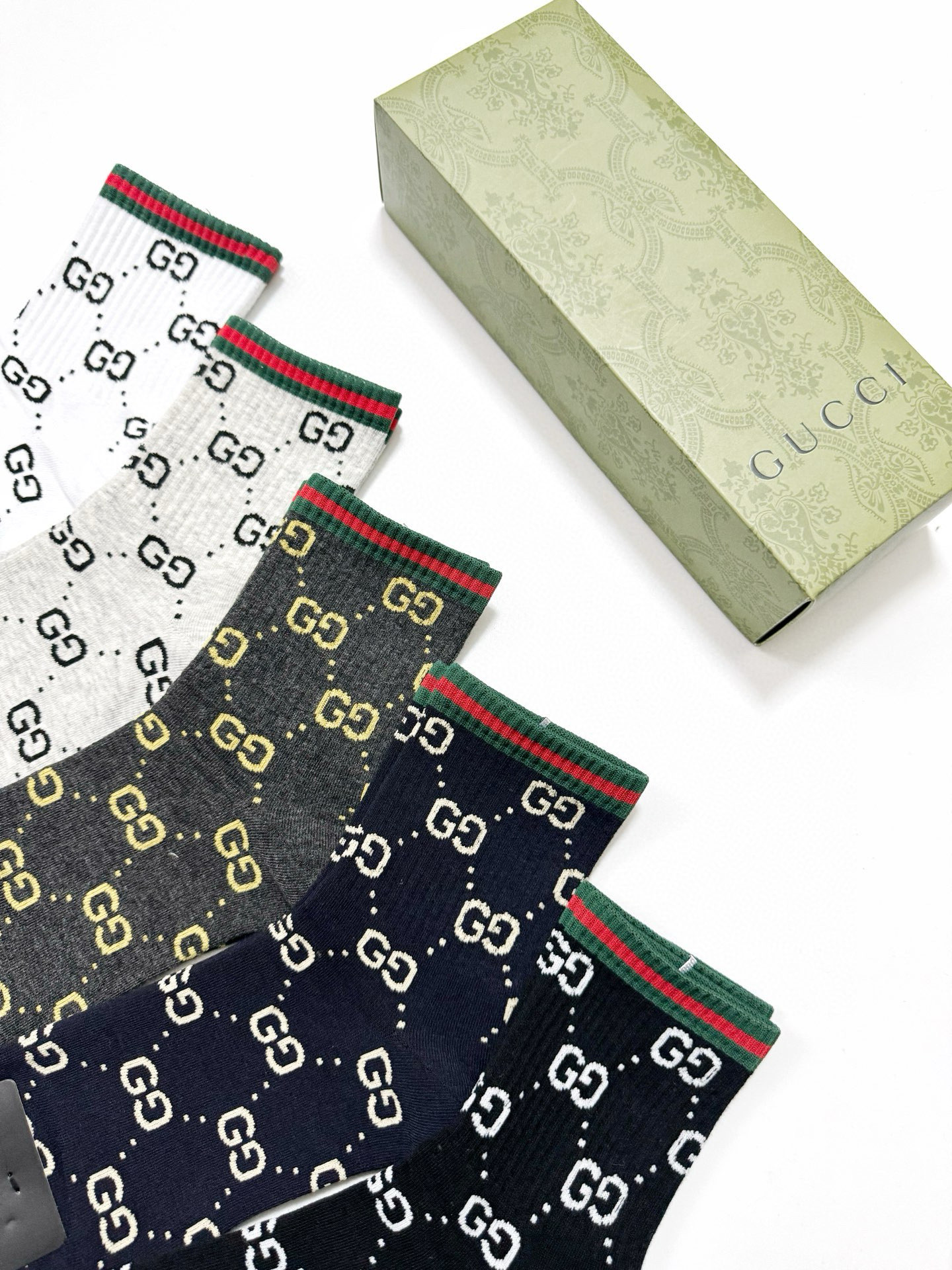  配包装
🌟【一盒5 双】
 🌟Gucci 古琦 经典字母logo 纯棉中筒袜   ，ins超火爆短袜，