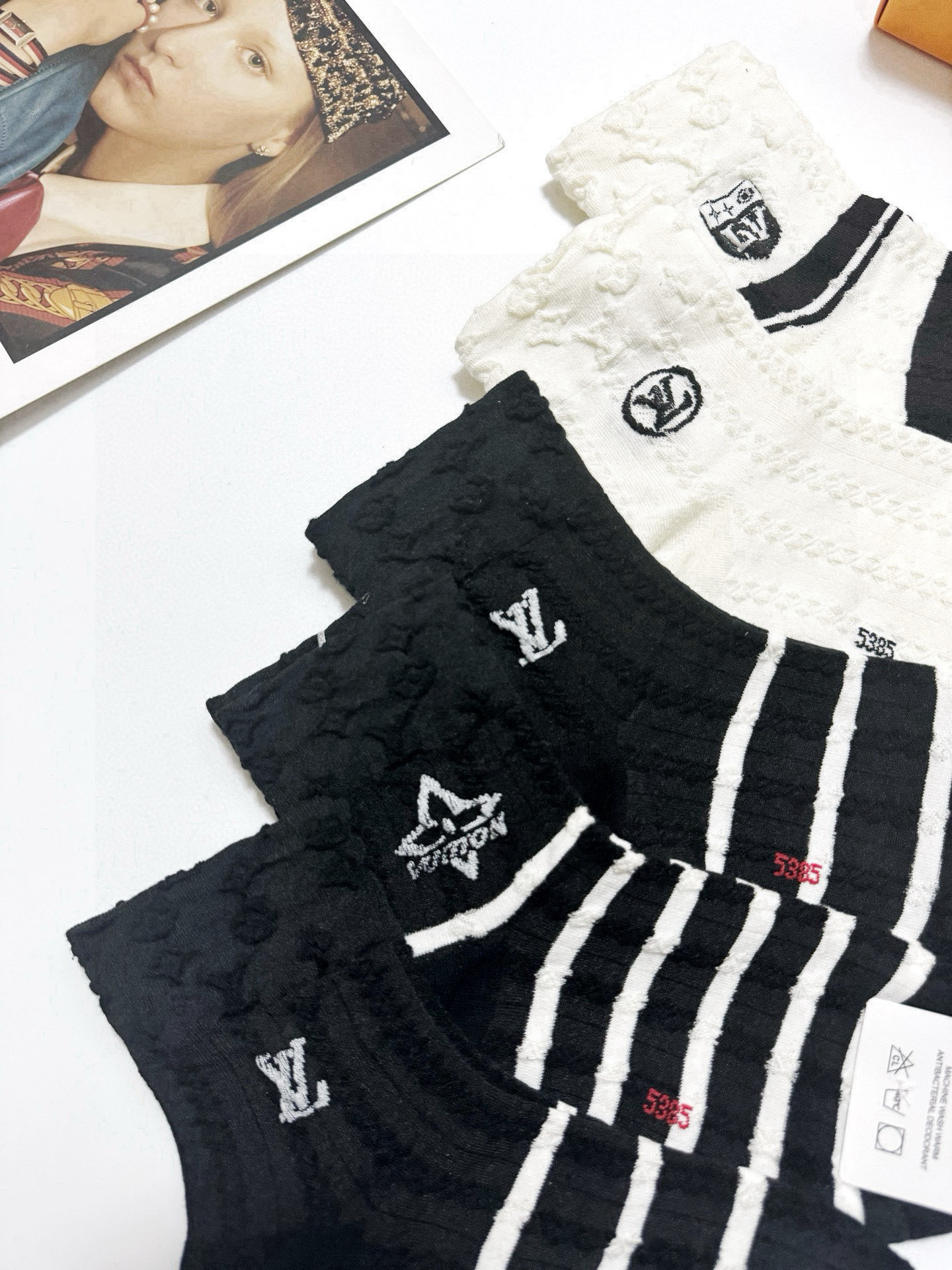  配包装
🌟【一盒5 双】
 🌟LV 路易威登 经典字母logo 纯棉短筒袜   ，ins超火爆中筒袜 