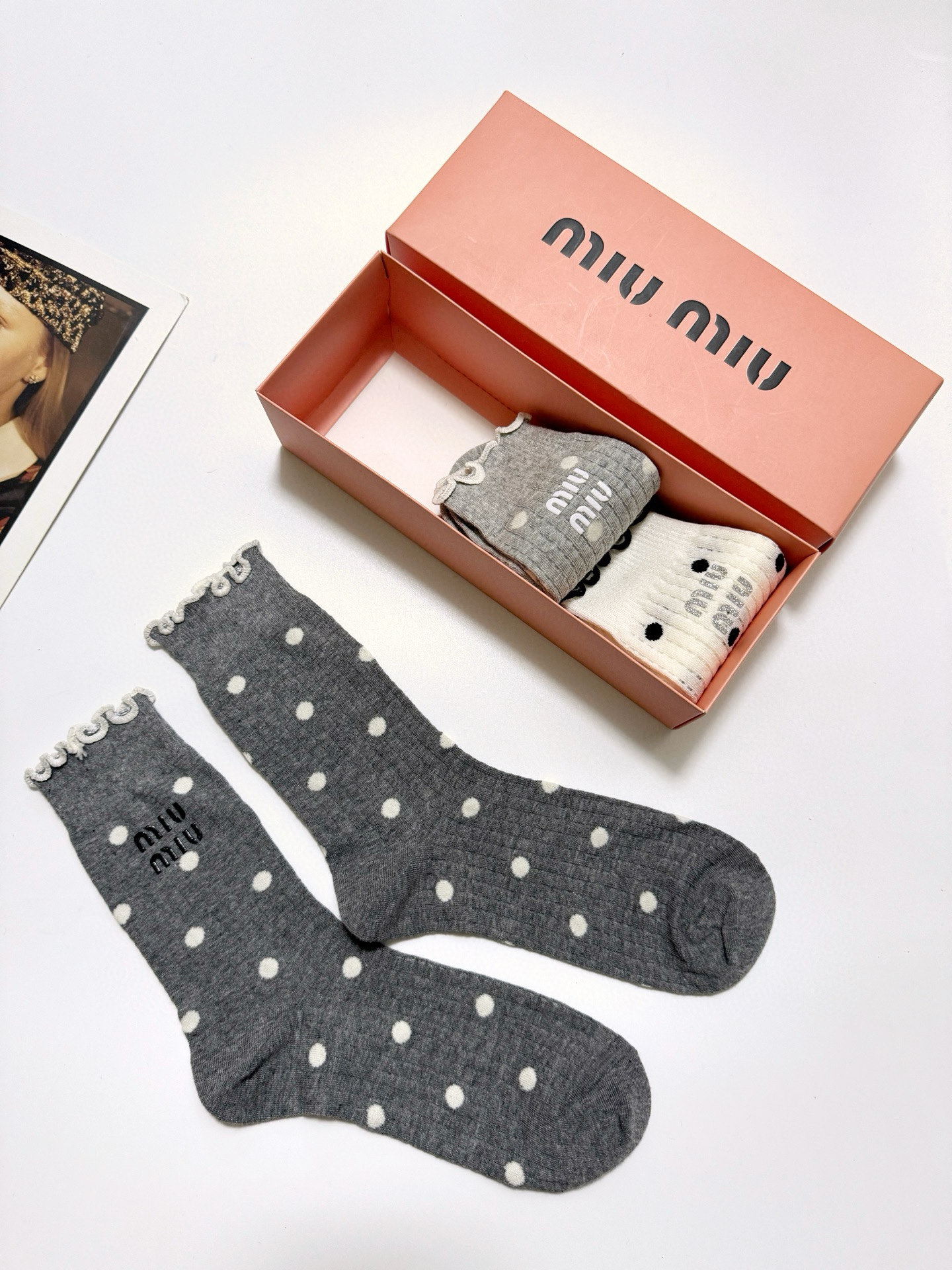  配包装
🌟【一盒3 双】
🌟缪缪 miumiu 经典 字母logo 网眼中筒袜l袜 镂空空调袜 
🌟i