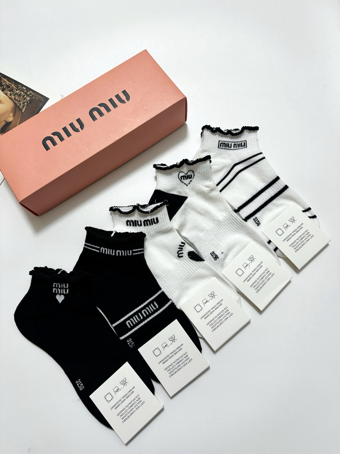  配包装
🌟【一盒5 双】
 🌟缪缪 miumiu 经典字母logo 纯棉短筒袜 ，ins超火爆短袜，纯