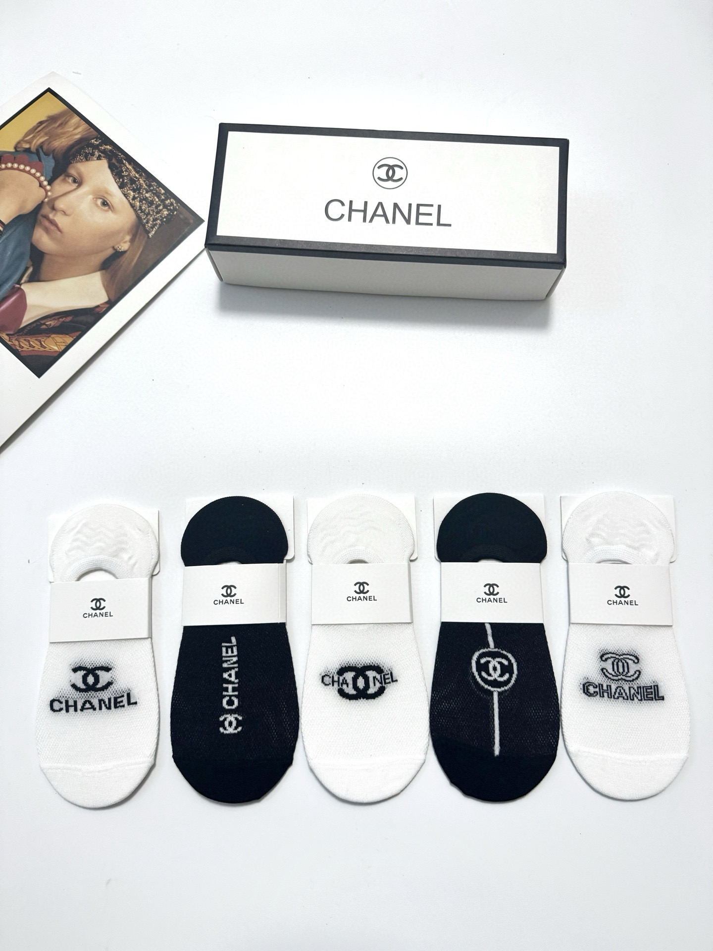  配包装
🌟【一盒5双】
 🌟Chanel 香奈儿 经典字母logo 纯棉船袜   ，ins超火爆空调袜