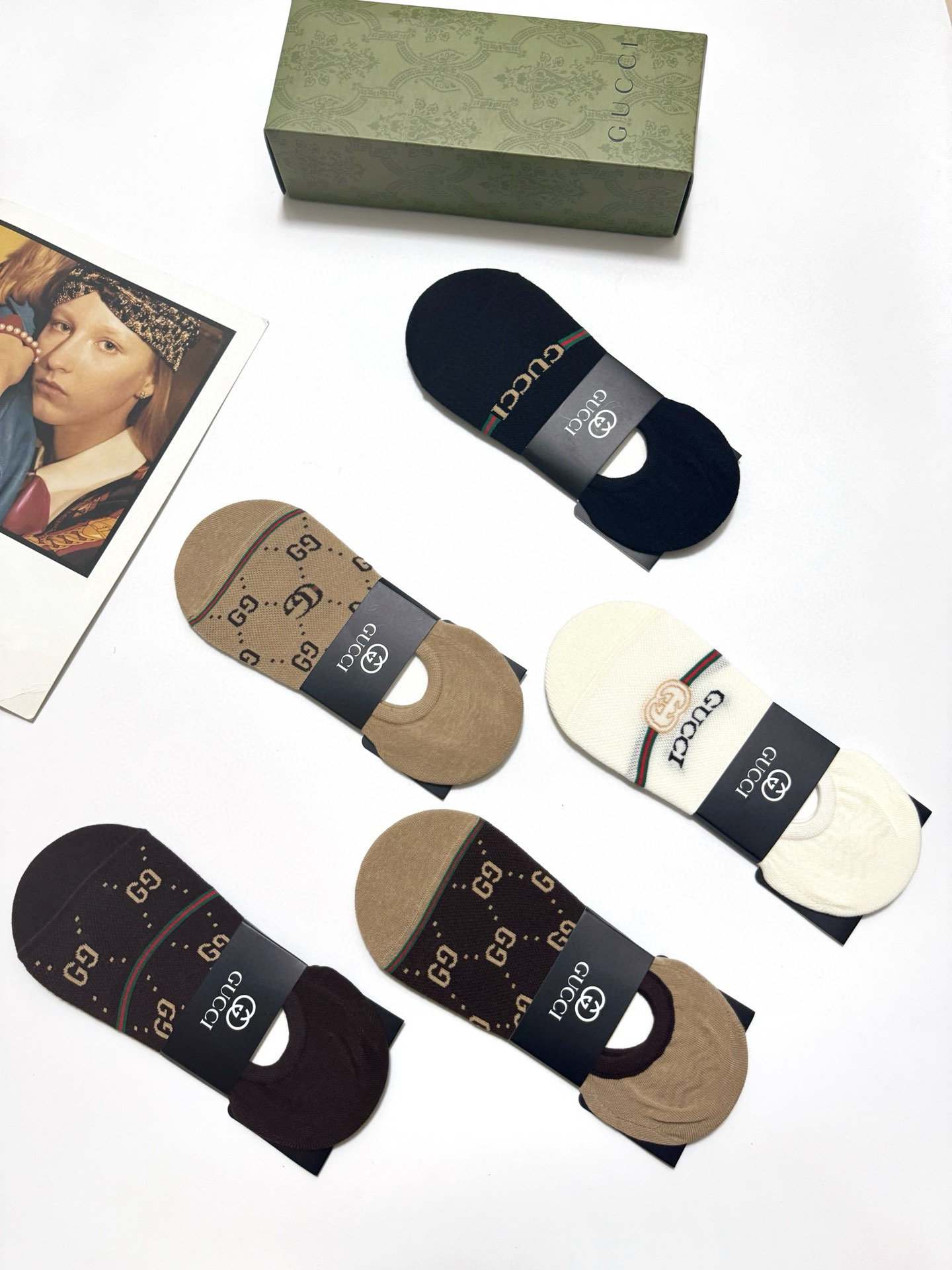  配包装
🌟【一盒5双】
 🌟Gucci 古琦 经典字母logo 纯棉船袜   ，ins超火爆空调袜，纯