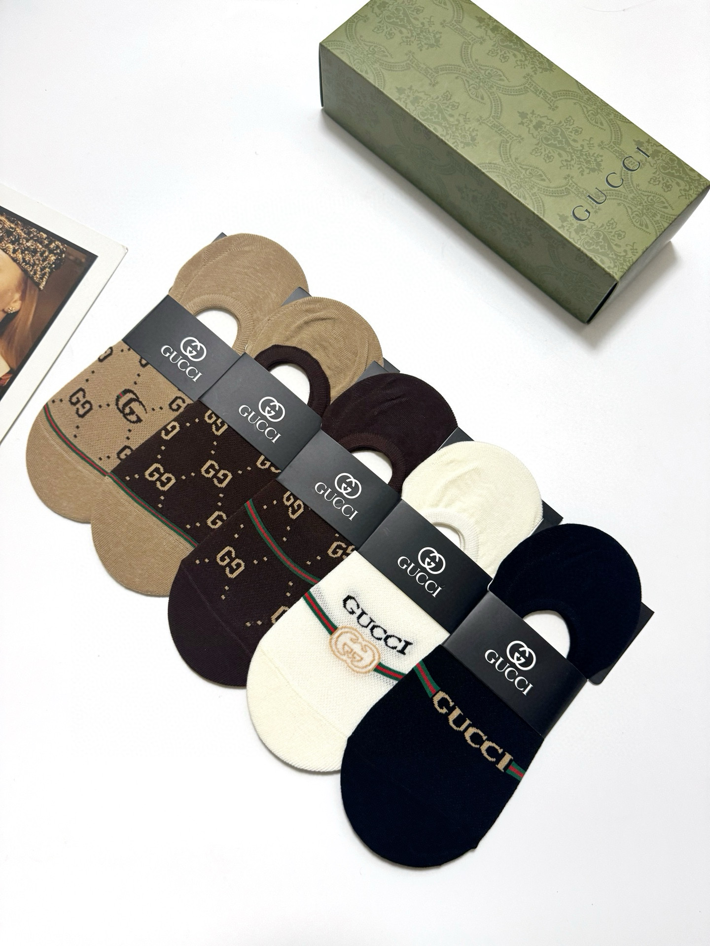  配包装
🌟【一盒5双】
 🌟Gucci 古琦 经典字母logo 纯棉船袜   ，ins超火爆空调袜，纯