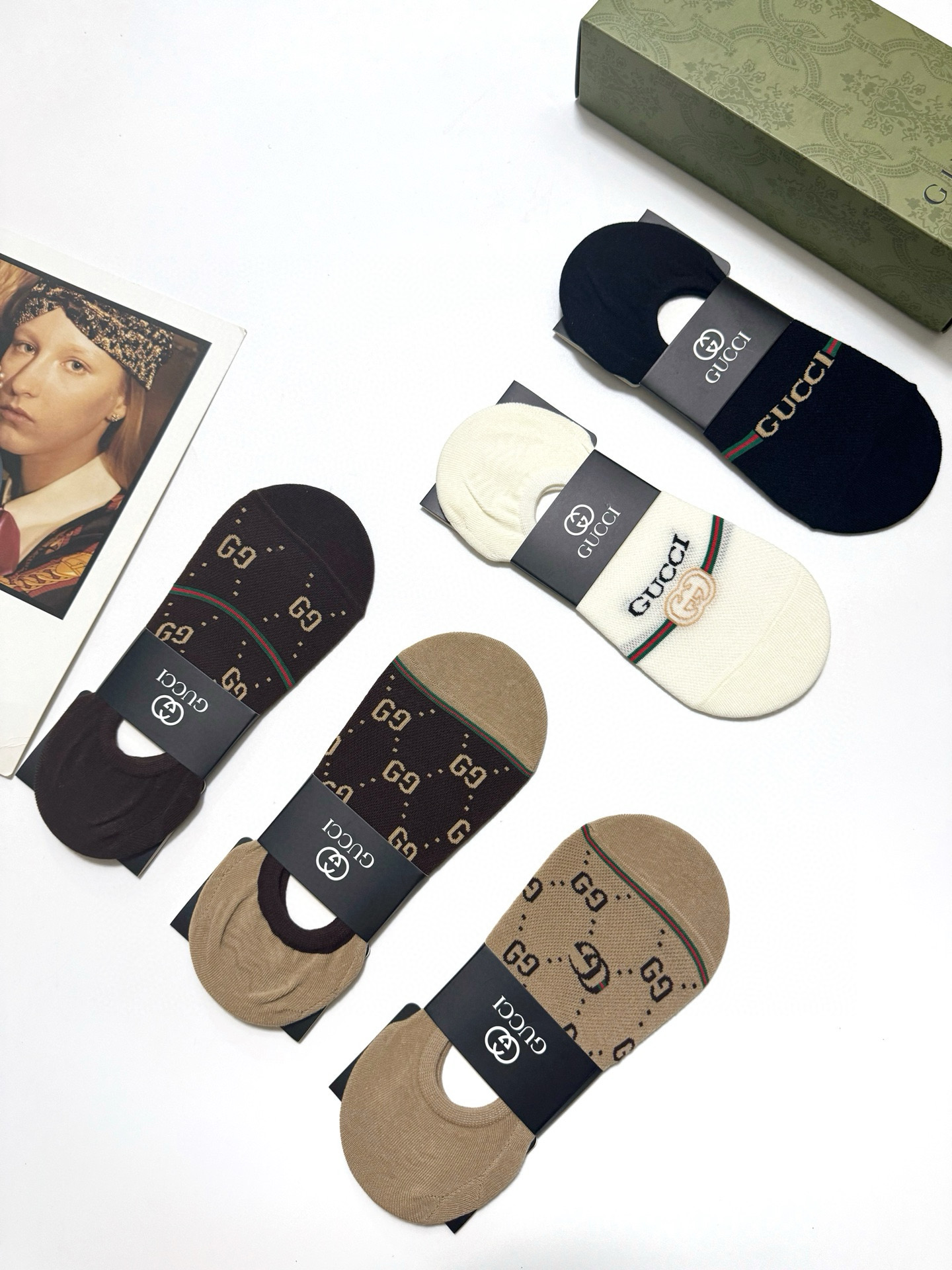  配包装
🌟【一盒5双】
 🌟Gucci 古琦 经典字母logo 纯棉船袜   ，ins超火爆空调袜，纯
