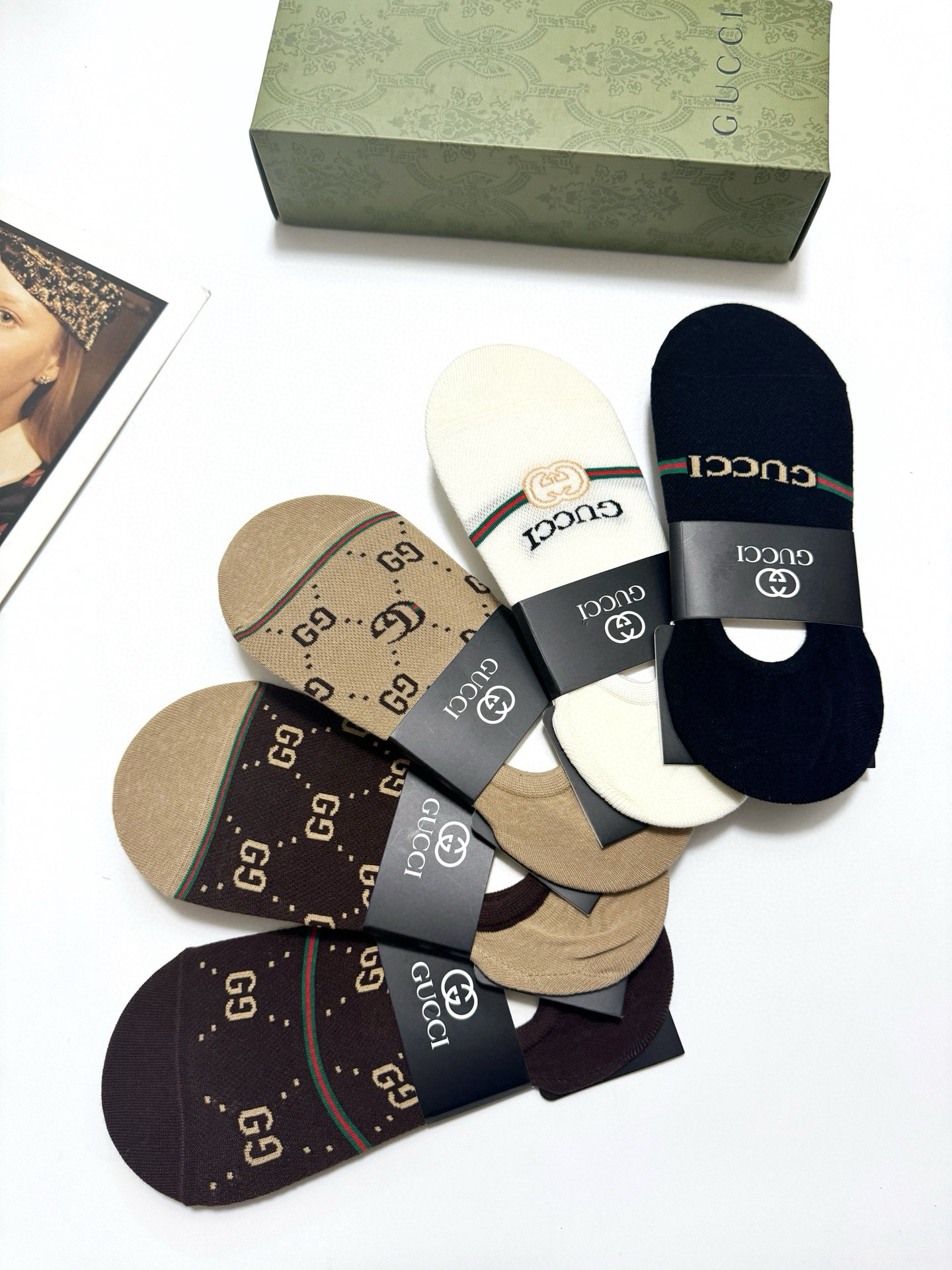  配包装
🌟【一盒5双】
 🌟Gucci 古琦 经典字母logo 纯棉船袜   ，ins超火爆空调袜，纯